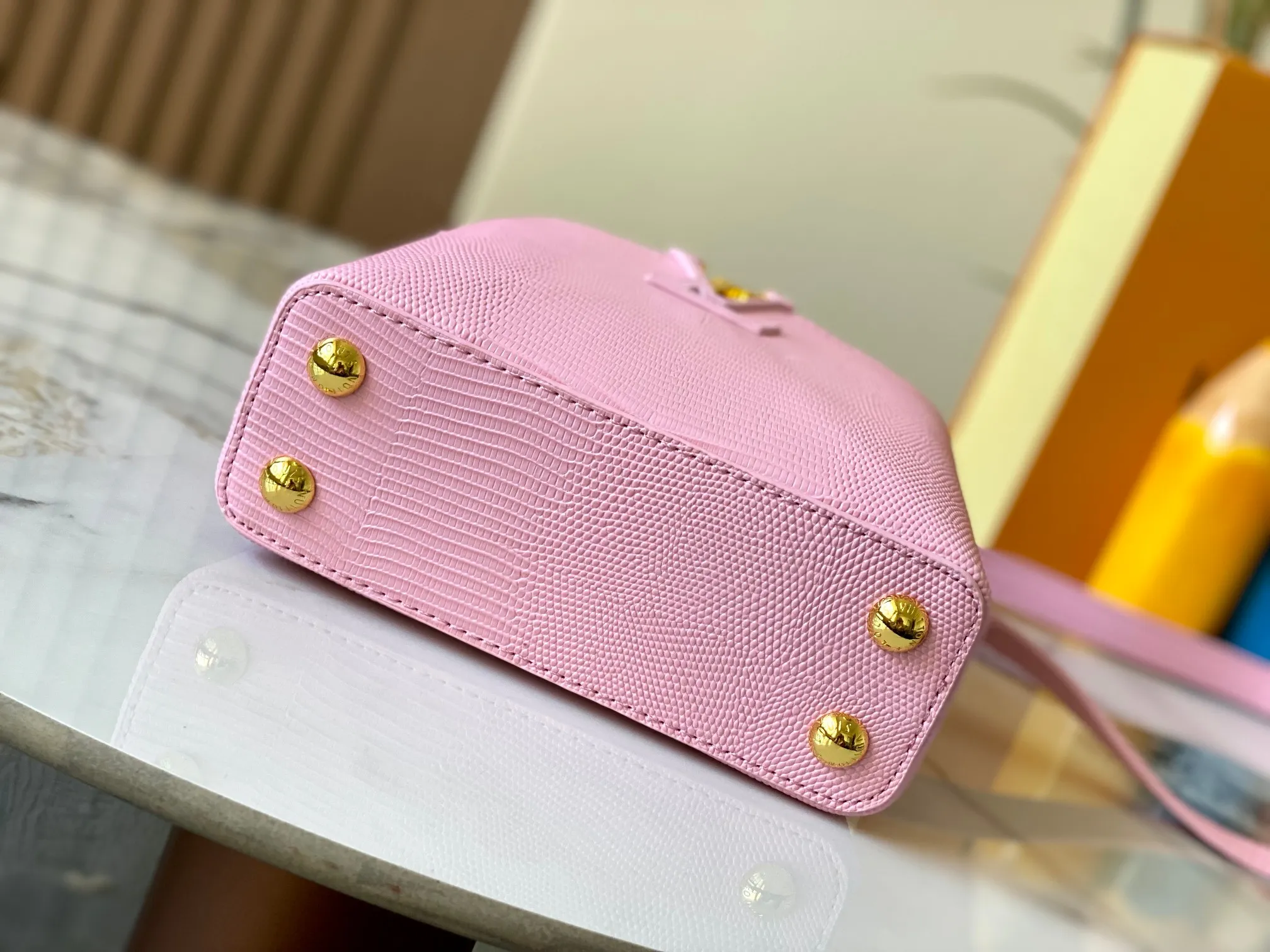 Top original P420 Guangzhou product M99527 pink lizard gold buckle This Capucines mini handbag is wrapped in gorgeous lizard leather and lined with fine sheepskin, embellished with dazzling metal parts. The flip cover reads LV letters inside, and a Monogram flower blooms when turned out. Its compact size makes it a dazzling choice for evening occasions. Detailed features 21 x 14 x 8 cm (length x height x width)