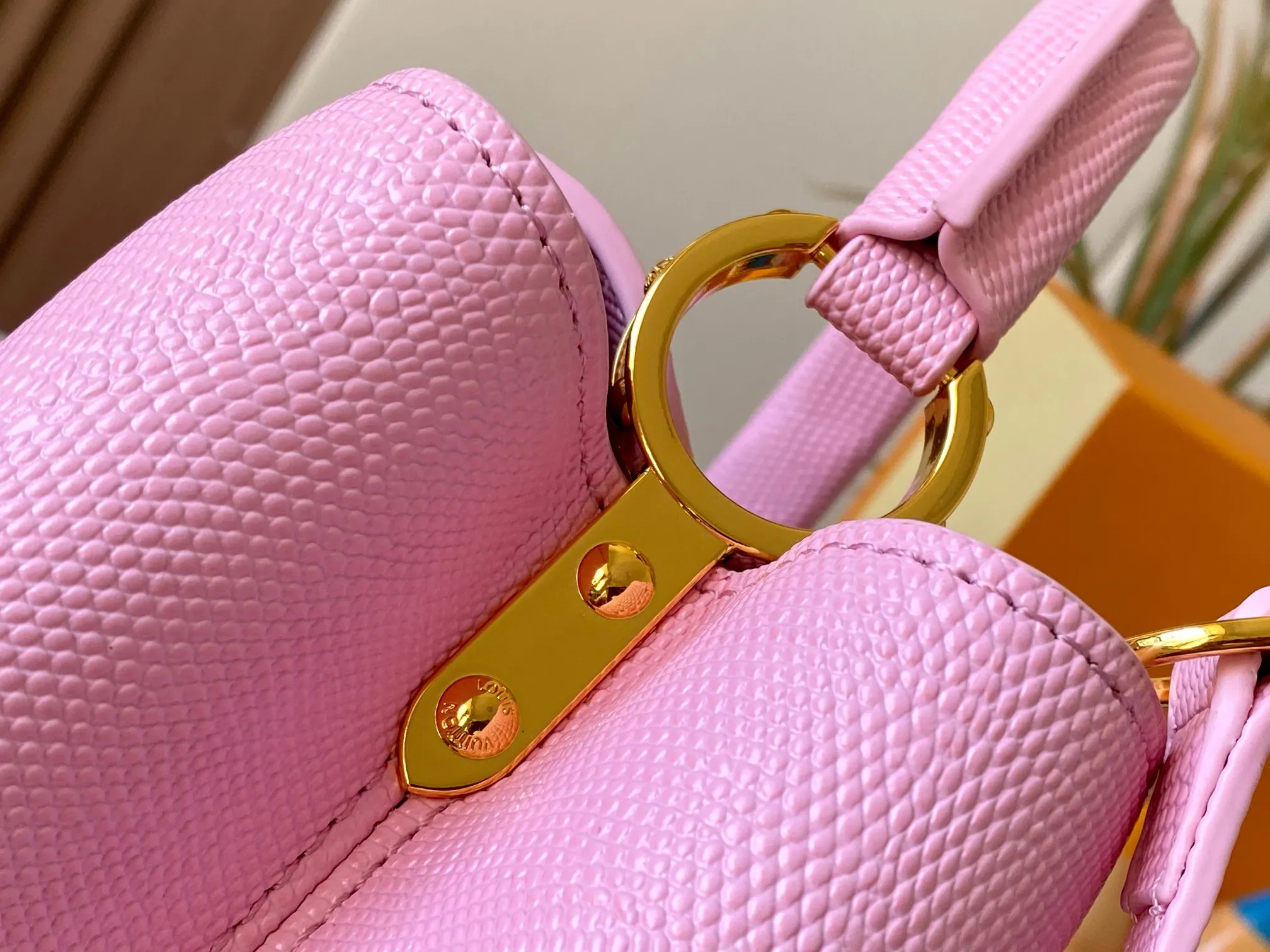 Top original P420 Guangzhou product M99527 pink lizard gold buckle This Capucines mini handbag is wrapped in gorgeous lizard leather and lined with fine sheepskin, embellished with dazzling metal parts. The flip cover reads LV letters inside, and a Monogram flower blooms when turned out. Its compact size makes it a dazzling choice for evening occasions. Detailed features 21 x 14 x 8 cm (length x height x width)