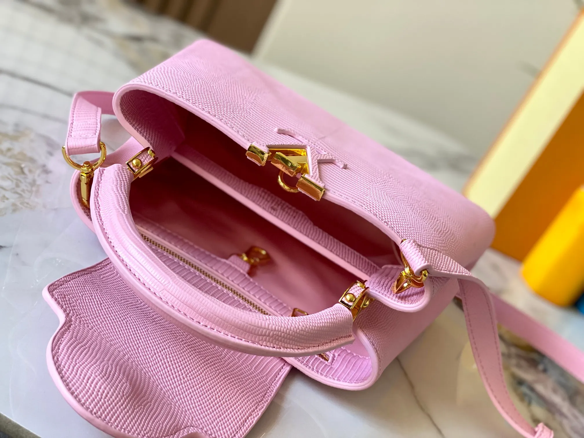 Top original P420 Guangzhou product M99527 pink lizard gold buckle This Capucines mini handbag is wrapped in gorgeous lizard leather and lined with fine sheepskin, embellished with dazzling metal parts. The flip cover reads LV letters inside, and a Monogram flower blooms when turned out. Its compact size makes it a dazzling choice for evening occasions. Detailed features 21 x 14 x 8 cm (length x height x width)