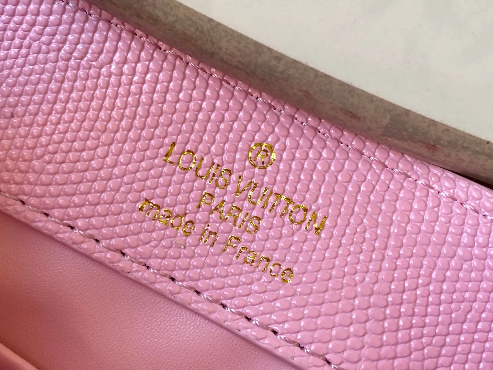 Top original P420 Guangzhou product M99527 pink lizard gold buckle This Capucines mini handbag is wrapped in gorgeous lizard leather and lined with fine sheepskin, embellished with dazzling metal parts. The flip cover reads LV letters inside, and a Monogram flower blooms when turned out. Its compact size makes it a dazzling choice for evening occasions. Detailed features 21 x 14 x 8 cm (length x height x width)