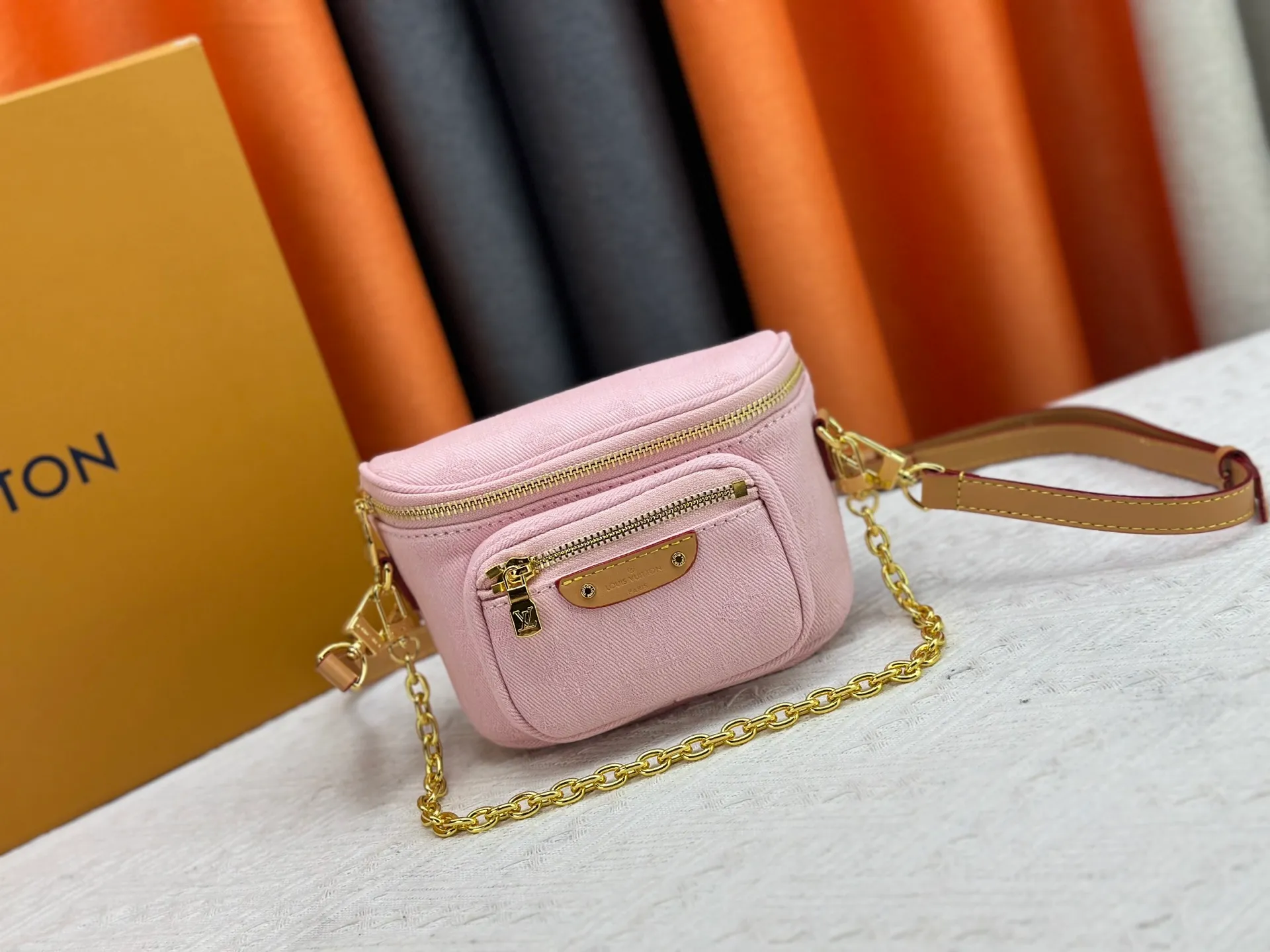 P240 [Exclusive real shot M83353 denim] M83275 white M46917 black M85636 blue M83219 apricot M82335 presbyopia, the Mini Bumbag handbag comes from the LV Gradient series, and the Monogram embossing of Monogram Empreinte leather renders the gradient midsummer color. The on-trend construction features a zipped main compartment and a front pocket with a Louis Vuitton leather label. With the detachable chain and detachable and adjustable shoulder strap, it can be worn as a shoulder or cross-body bag. 17.0 x 12.0 x 9.5 cm (L x H x W) • Monogram Empreinte embossed soft-grained cowhide leather • Textile lining • Metal hardware • Zip closure • Zip front pocket • Shoulder strap: removable, adjustable • Half-length strap: 32.0 cm • Half-length strap adjustable to: 44.0 cm • Chain: Removable • Half-length chain: 20.0 cm