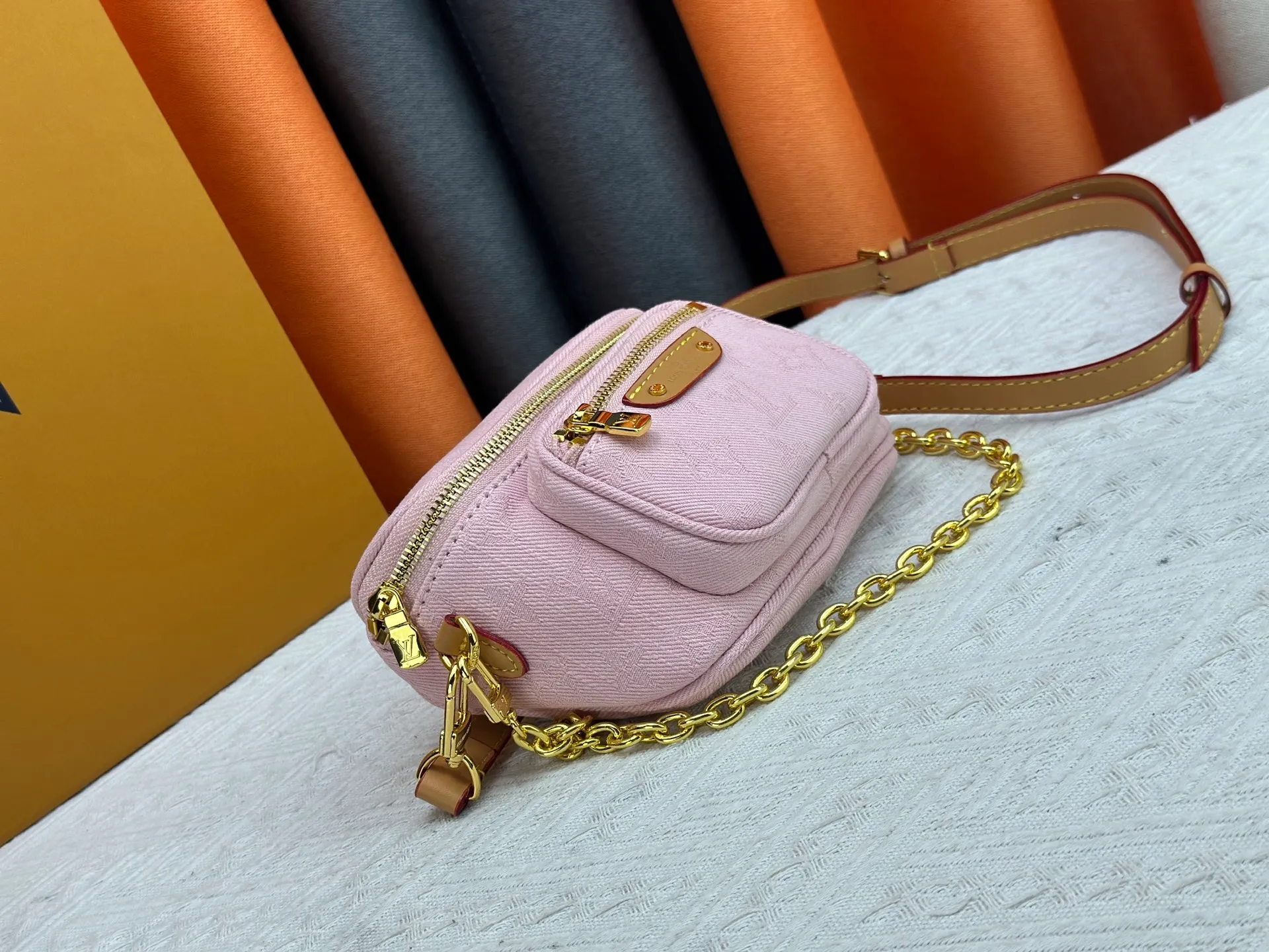 P240 [Exclusive real shot M83353 denim] M83275 white M46917 black M85636 blue M83219 apricot M82335 presbyopia, the Mini Bumbag handbag comes from the LV Gradient series, and the Monogram embossing of Monogram Empreinte leather renders the gradient midsummer color. The on-trend construction features a zipped main compartment and a front pocket with a Louis Vuitton leather label. With the detachable chain and detachable and adjustable shoulder strap, it can be worn as a shoulder or cross-body bag. 17.0 x 12.0 x 9.5 cm (L x H x W) • Monogram Empreinte embossed soft-grained cowhide leather • Textile lining • Metal hardware • Zip closure • Zip front pocket • Shoulder strap: removable, adjustable • Half-length strap: 32.0 cm • Half-length strap adjustable to: 44.0 cm • Chain: Removable • Half-length chain: 20.0 cm