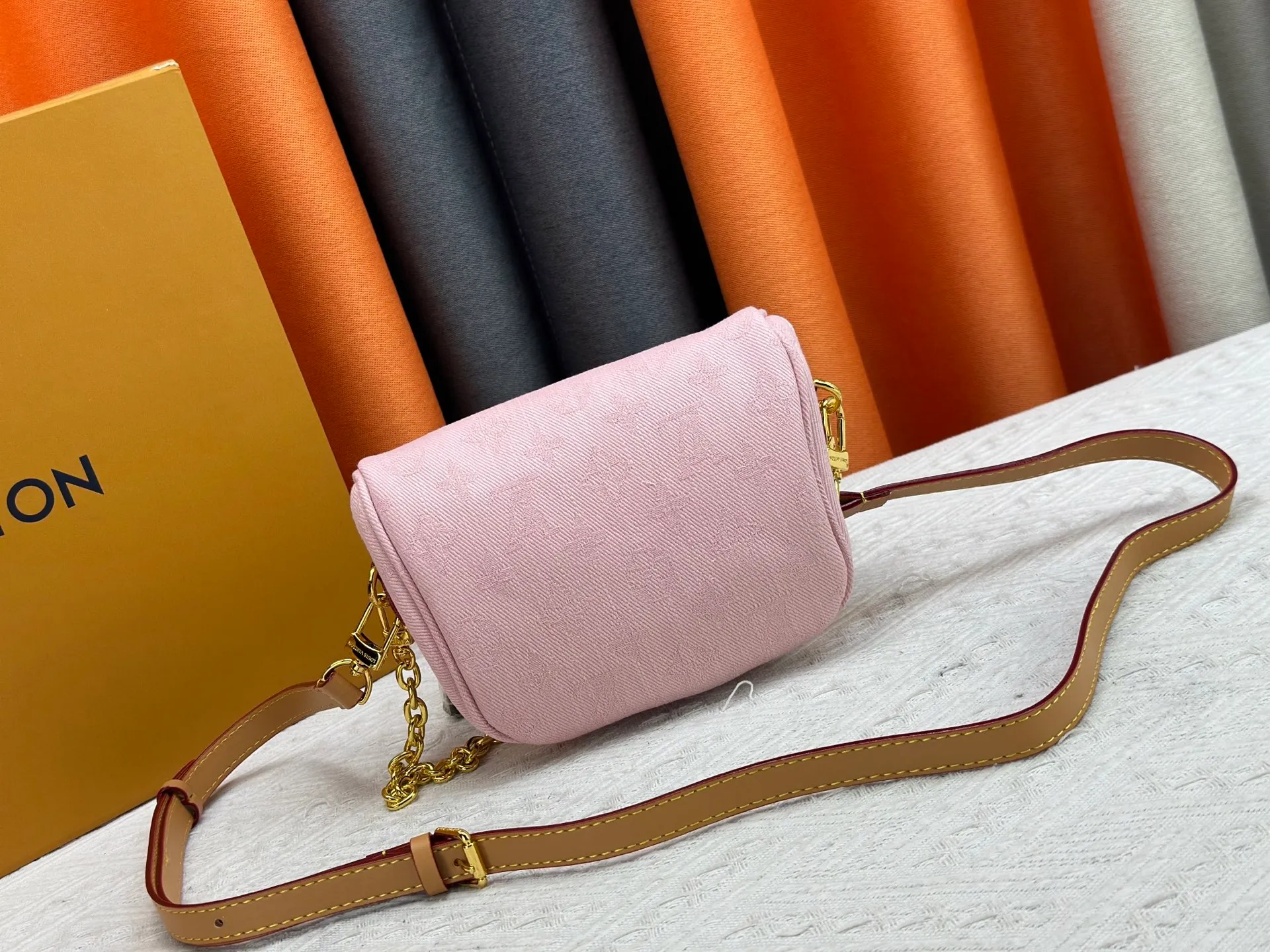 P240 [Exclusive real shot M83353 denim] M83275 white M46917 black M85636 blue M83219 apricot M82335 presbyopia, the Mini Bumbag handbag comes from the LV Gradient series, and the Monogram embossing of Monogram Empreinte leather renders the gradient midsummer color. The on-trend construction features a zipped main compartment and a front pocket with a Louis Vuitton leather label. With the detachable chain and detachable and adjustable shoulder strap, it can be worn as a shoulder or cross-body bag. 17.0 x 12.0 x 9.5 cm (L x H x W) • Monogram Empreinte embossed soft-grained cowhide leather • Textile lining • Metal hardware • Zip closure • Zip front pocket • Shoulder strap: removable, adjustable • Half-length strap: 32.0 cm • Half-length strap adjustable to: 44.0 cm • Chain: Removable • Half-length chain: 20.0 cm