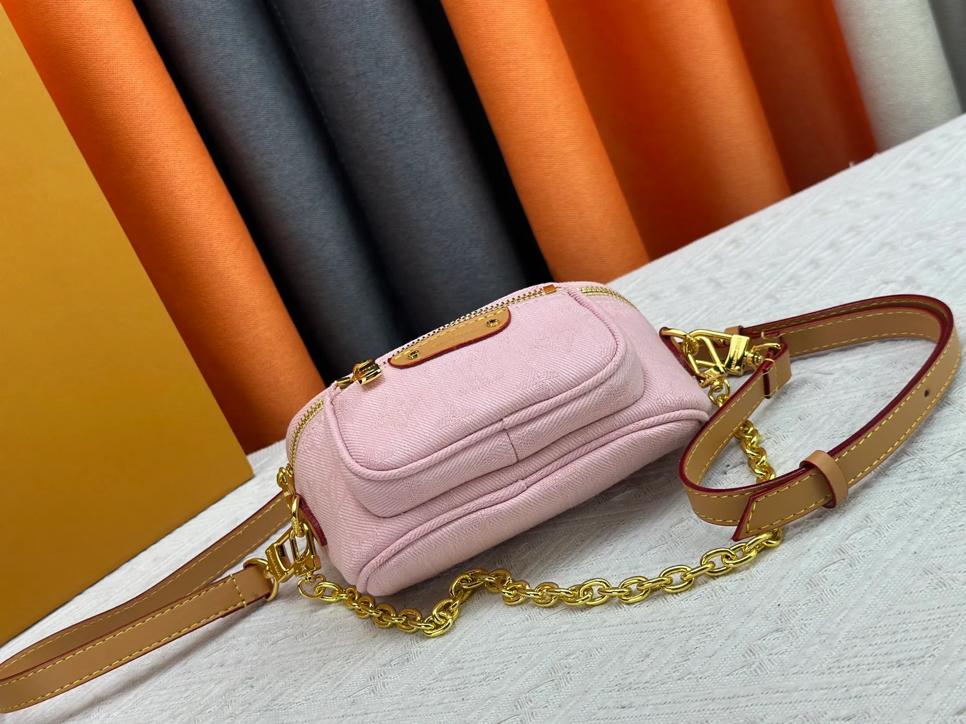 P240 [Exclusive real shot M83353 denim] M83275 white M46917 black M85636 blue M83219 apricot M82335 presbyopia, the Mini Bumbag handbag comes from the LV Gradient series, and the Monogram embossing of Monogram Empreinte leather renders the gradient midsummer color. The on-trend construction features a zipped main compartment and a front pocket with a Louis Vuitton leather label. With the detachable chain and detachable and adjustable shoulder strap, it can be worn as a shoulder or cross-body bag. 17.0 x 12.0 x 9.5 cm (L x H x W) • Monogram Empreinte embossed soft-grained cowhide leather • Textile lining • Metal hardware • Zip closure • Zip front pocket • Shoulder strap: removable, adjustable • Half-length strap: 32.0 cm • Half-length strap adjustable to: 44.0 cm • Chain: Removable • Half-length chain: 20.0 cm