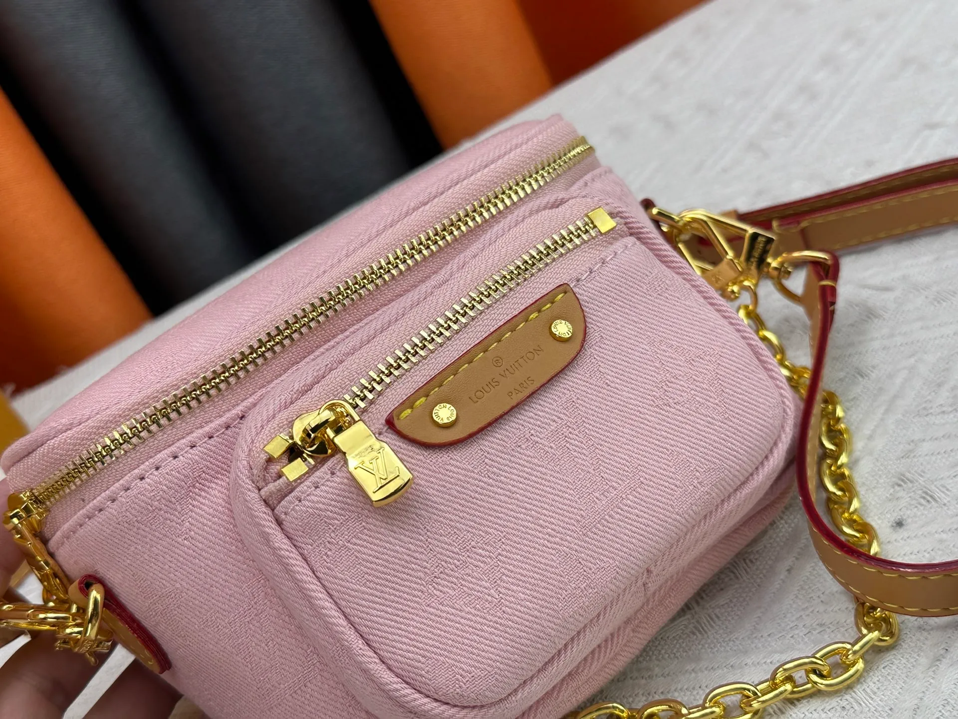 P240 [Exclusive real shot M83353 denim] M83275 white M46917 black M85636 blue M83219 apricot M82335 presbyopia, the Mini Bumbag handbag comes from the LV Gradient series, and the Monogram embossing of Monogram Empreinte leather renders the gradient midsummer color. The on-trend construction features a zipped main compartment and a front pocket with a Louis Vuitton leather label. With the detachable chain and detachable and adjustable shoulder strap, it can be worn as a shoulder or cross-body bag. 17.0 x 12.0 x 9.5 cm (L x H x W) • Monogram Empreinte embossed soft-grained cowhide leather • Textile lining • Metal hardware • Zip closure • Zip front pocket • Shoulder strap: removable, adjustable • Half-length strap: 32.0 cm • Half-length strap adjustable to: 44.0 cm • Chain: Removable • Half-length chain: 20.0 cm