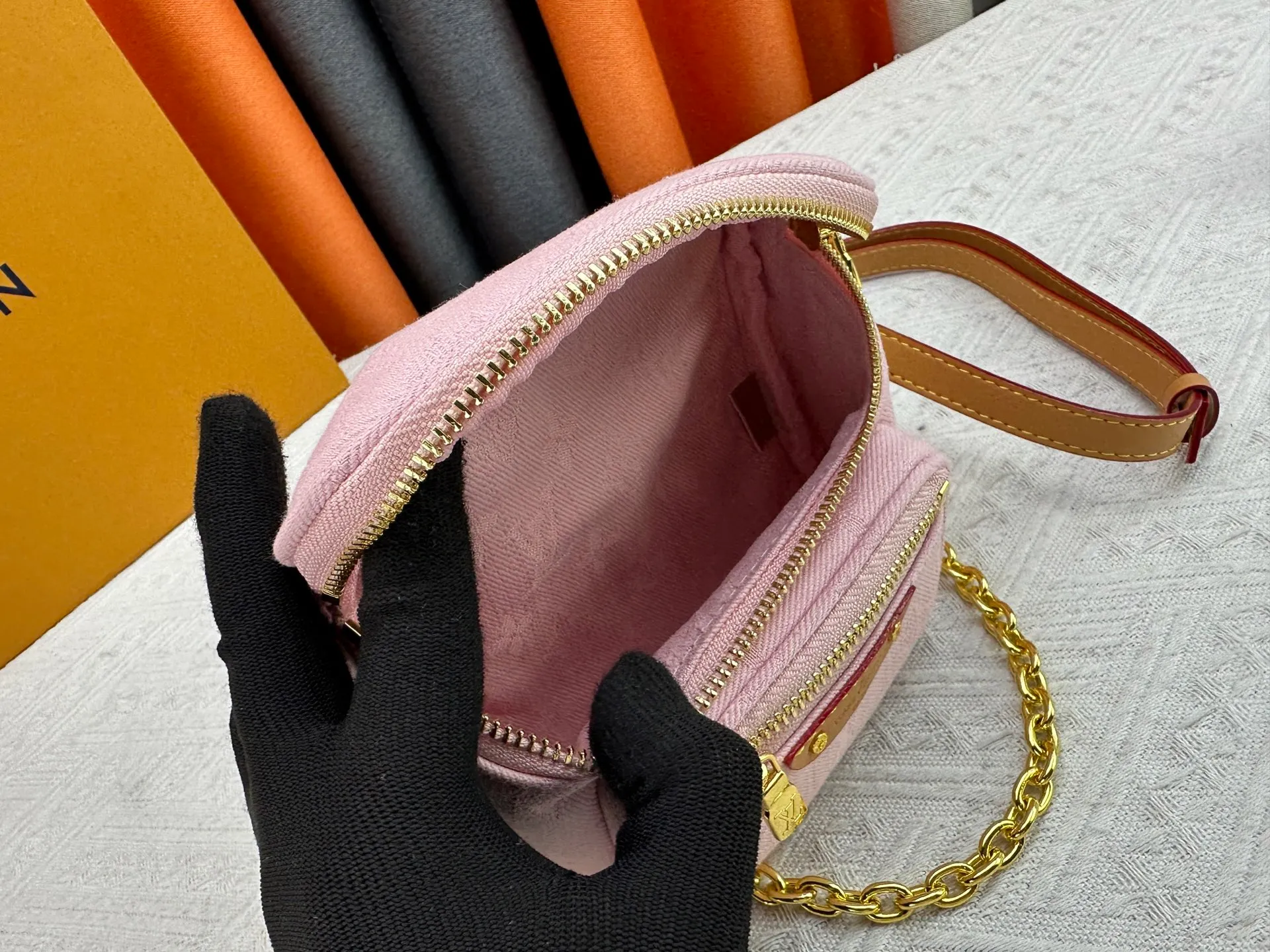 P240 [Exclusive real shot M83353 denim] M83275 white M46917 black M85636 blue M83219 apricot M82335 presbyopia, the Mini Bumbag handbag comes from the LV Gradient series, and the Monogram embossing of Monogram Empreinte leather renders the gradient midsummer color. The on-trend construction features a zipped main compartment and a front pocket with a Louis Vuitton leather label. With the detachable chain and detachable and adjustable shoulder strap, it can be worn as a shoulder or cross-body bag. 17.0 x 12.0 x 9.5 cm (L x H x W) • Monogram Empreinte embossed soft-grained cowhide leather • Textile lining • Metal hardware • Zip closure • Zip front pocket • Shoulder strap: removable, adjustable • Half-length strap: 32.0 cm • Half-length strap adjustable to: 44.0 cm • Chain: Removable • Half-length chain: 20.0 cm
