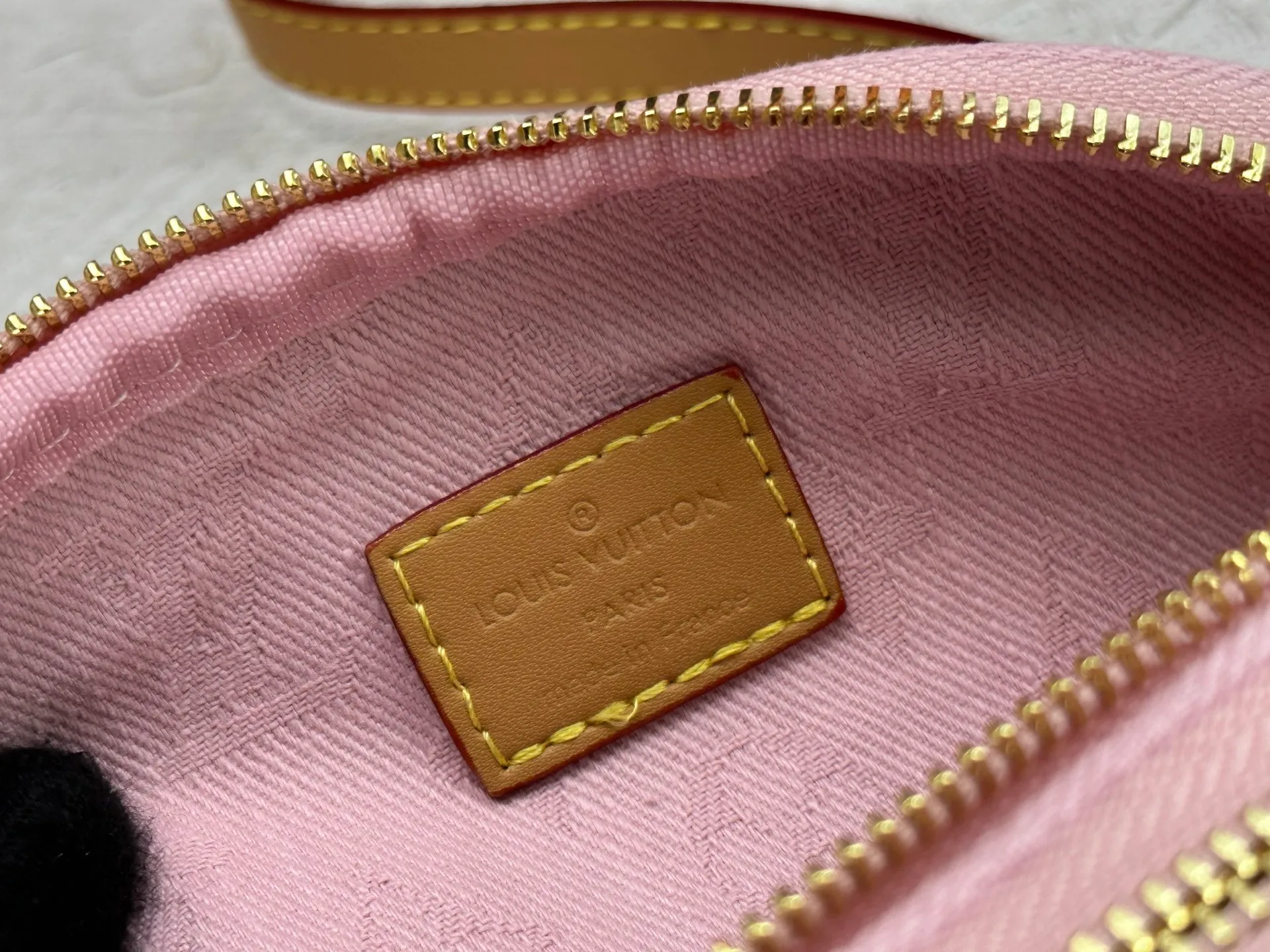 P240 [Exclusive real shot M83353 denim] M83275 white M46917 black M85636 blue M83219 apricot M82335 presbyopia, the Mini Bumbag handbag comes from the LV Gradient series, and the Monogram embossing of Monogram Empreinte leather renders the gradient midsummer color. The on-trend construction features a zipped main compartment and a front pocket with a Louis Vuitton leather label. With the detachable chain and detachable and adjustable shoulder strap, it can be worn as a shoulder or cross-body bag. 17.0 x 12.0 x 9.5 cm (L x H x W) • Monogram Empreinte embossed soft-grained cowhide leather • Textile lining • Metal hardware • Zip closure • Zip front pocket • Shoulder strap: removable, adjustable • Half-length strap: 32.0 cm • Half-length strap adjustable to: 44.0 cm • Chain: Removable • Half-length chain: 20.0 cm