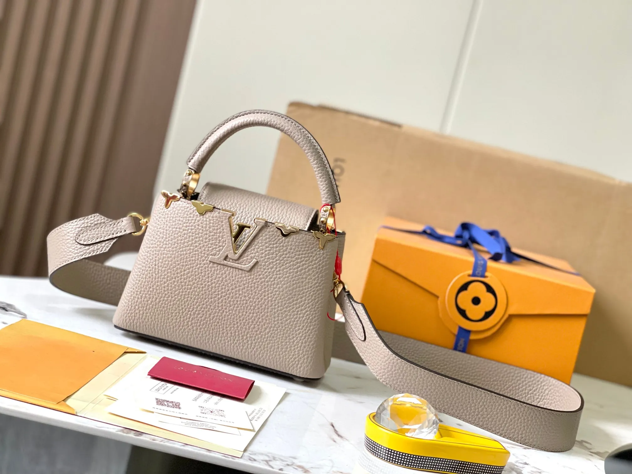 P2400, [Special quality original leather 💋 M23330 elephant gray upgraded version hardware] Capucines mini handbag, this Capucines Flower Crown handbag is made of full-grain Taurillon leather embellished with Monogram flowers. Each flower is shaped by exquisite shells. The LV logo and flowers echo each other, giving this soft handbag a jewel-like luster. Use the detachable shoulder strap cleverly to switch between shoulder and crossbody styles! Size: 21*14*8Cm
