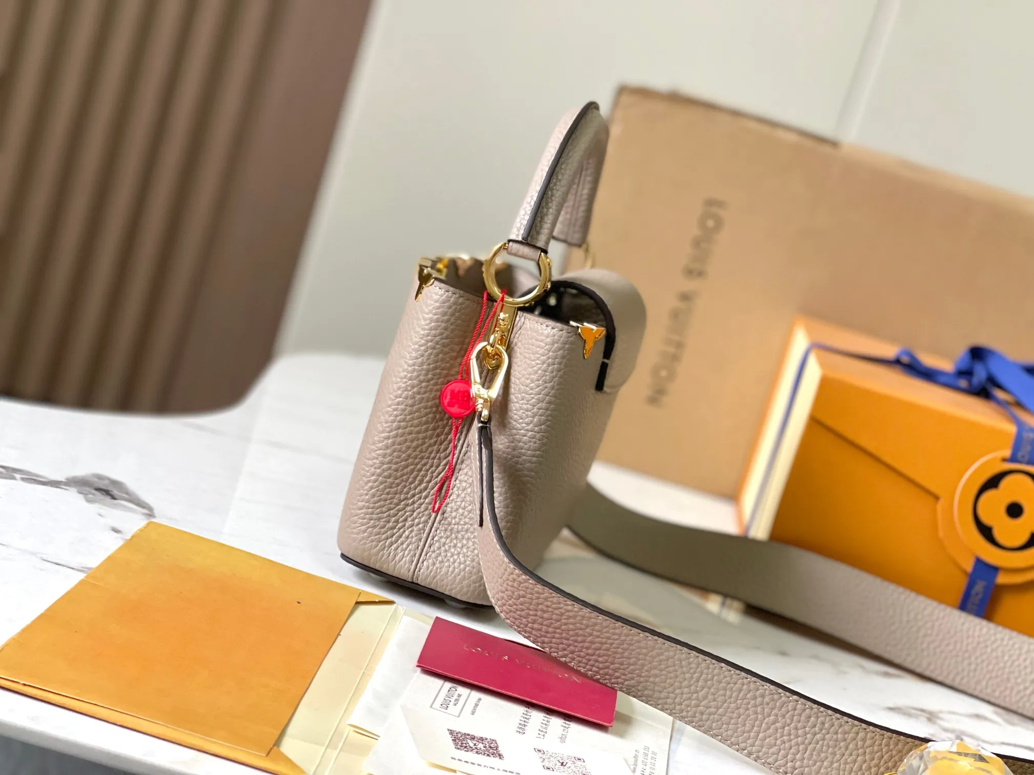 P2400, [Special quality original leather 💋 M23330 elephant gray upgraded version hardware] Capucines mini handbag, this Capucines Flower Crown handbag is made of full-grain Taurillon leather embellished with Monogram flowers. Each flower is shaped by exquisite shells. The LV logo and flowers echo each other, giving this soft handbag a jewel-like luster. Use the detachable shoulder strap cleverly to switch between shoulder and crossbody styles! Size: 21*14*8Cm