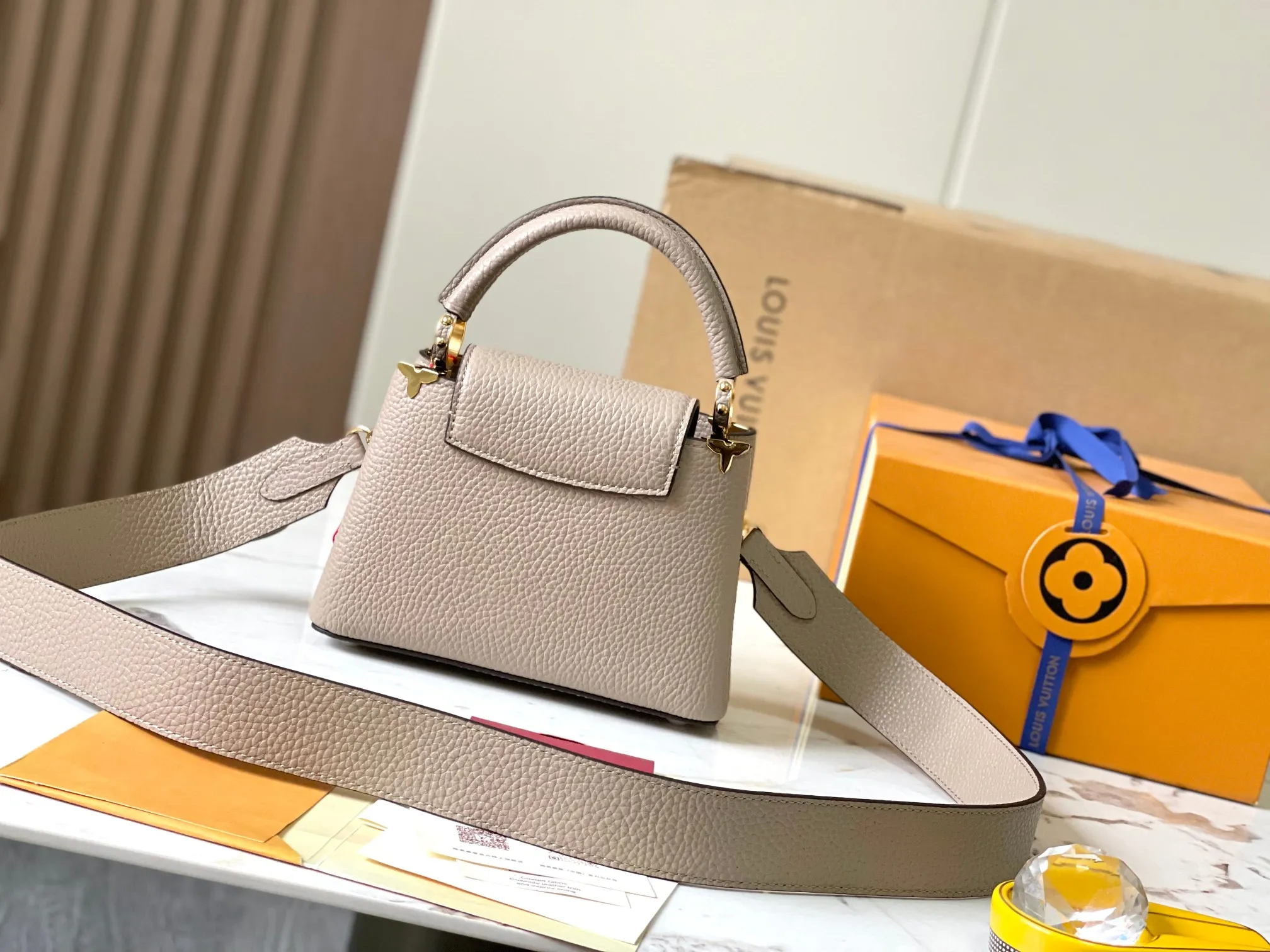 P2400, [Special quality original leather 💋 M23330 elephant gray upgraded version hardware] Capucines mini handbag, this Capucines Flower Crown handbag is made of full-grain Taurillon leather embellished with Monogram flowers. Each flower is shaped by exquisite shells. The LV logo and flowers echo each other, giving this soft handbag a jewel-like luster. Use the detachable shoulder strap cleverly to switch between shoulder and crossbody styles! Size: 21*14*8Cm
