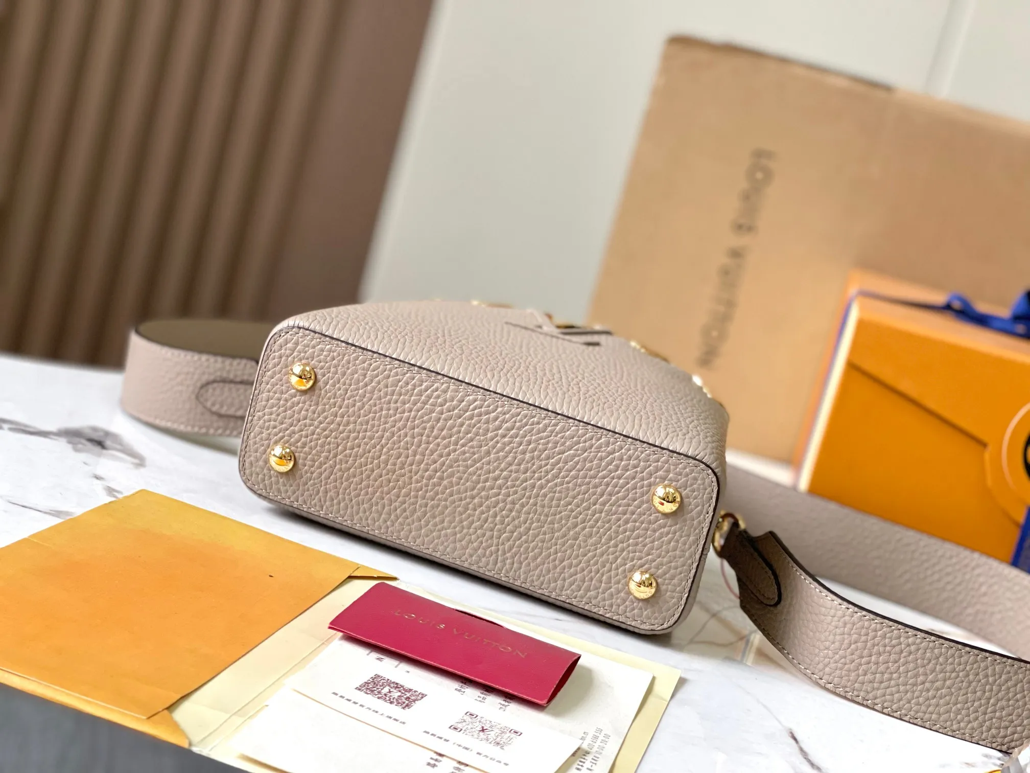 P2400, [Special quality original leather 💋 M23330 elephant gray upgraded version hardware] Capucines mini handbag, this Capucines Flower Crown handbag is made of full-grain Taurillon leather embellished with Monogram flowers. Each flower is shaped by exquisite shells. The LV logo and flowers echo each other, giving this soft handbag a jewel-like luster. Use the detachable shoulder strap cleverly to switch between shoulder and crossbody styles! Size: 21*14*8Cm