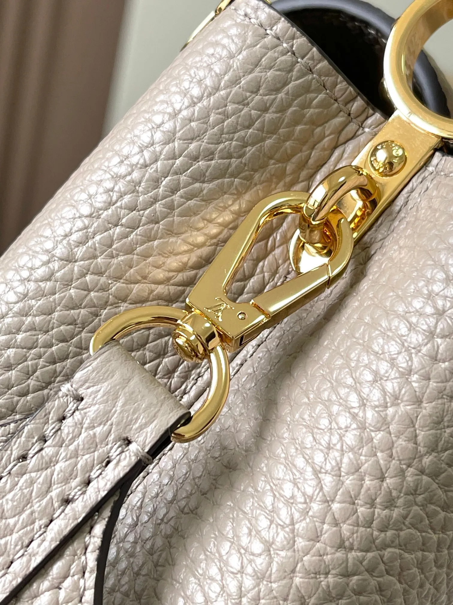P2400, [Special quality original leather 💋 M23330 elephant gray upgraded version hardware] Capucines mini handbag, this Capucines Flower Crown handbag is made of full-grain Taurillon leather embellished with Monogram flowers. Each flower is shaped by exquisite shells. The LV logo and flowers echo each other, giving this soft handbag a jewel-like luster. Use the detachable shoulder strap cleverly to switch between shoulder and crossbody styles! Size: 21*14*8Cm