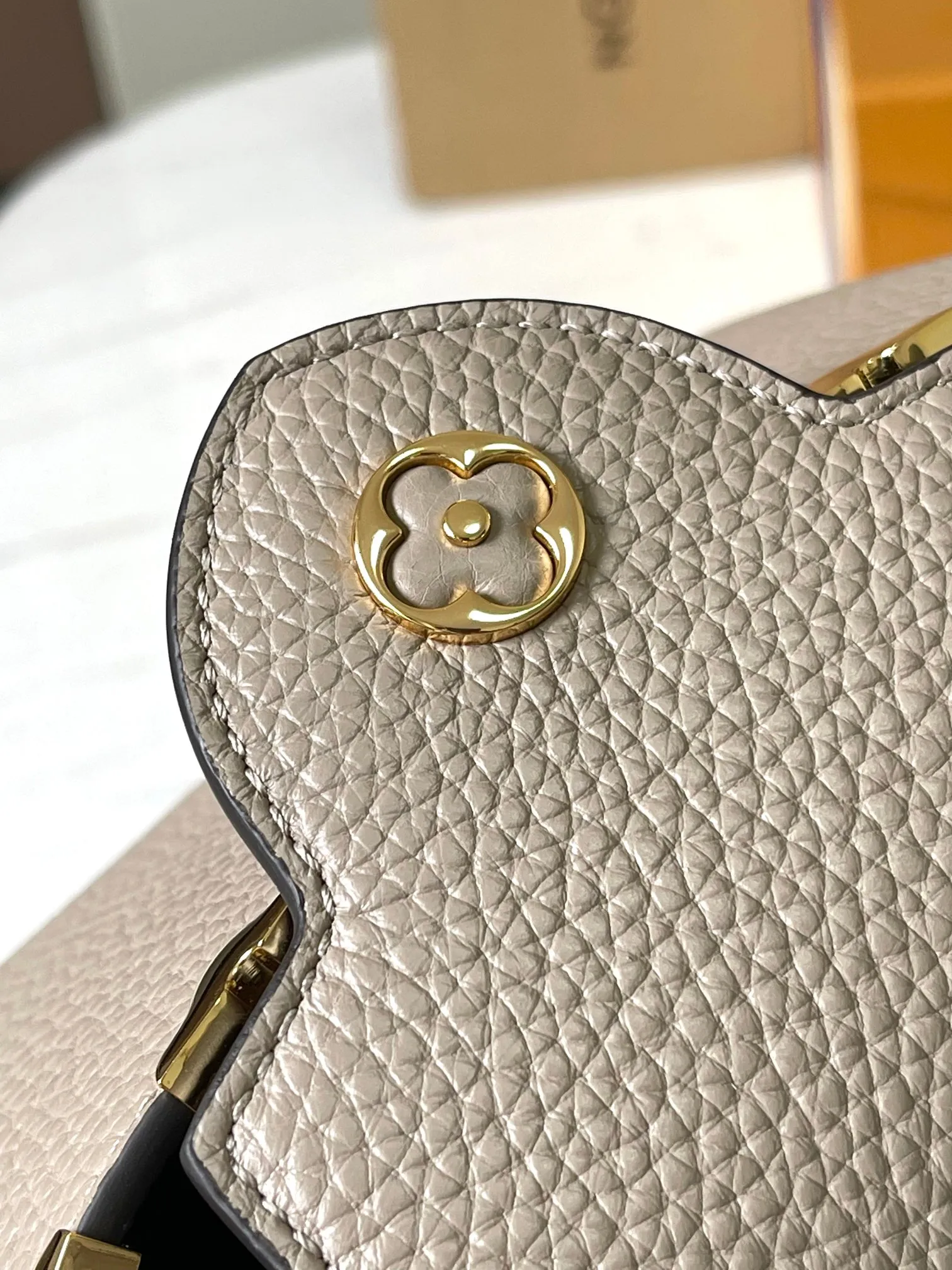 P2400, [Special quality original leather 💋 M23330 elephant gray upgraded version hardware] Capucines mini handbag, this Capucines Flower Crown handbag is made of full-grain Taurillon leather embellished with Monogram flowers. Each flower is shaped by exquisite shells. The LV logo and flowers echo each other, giving this soft handbag a jewel-like luster. Use the detachable shoulder strap cleverly to switch between shoulder and crossbody styles! Size: 21*14*8Cm