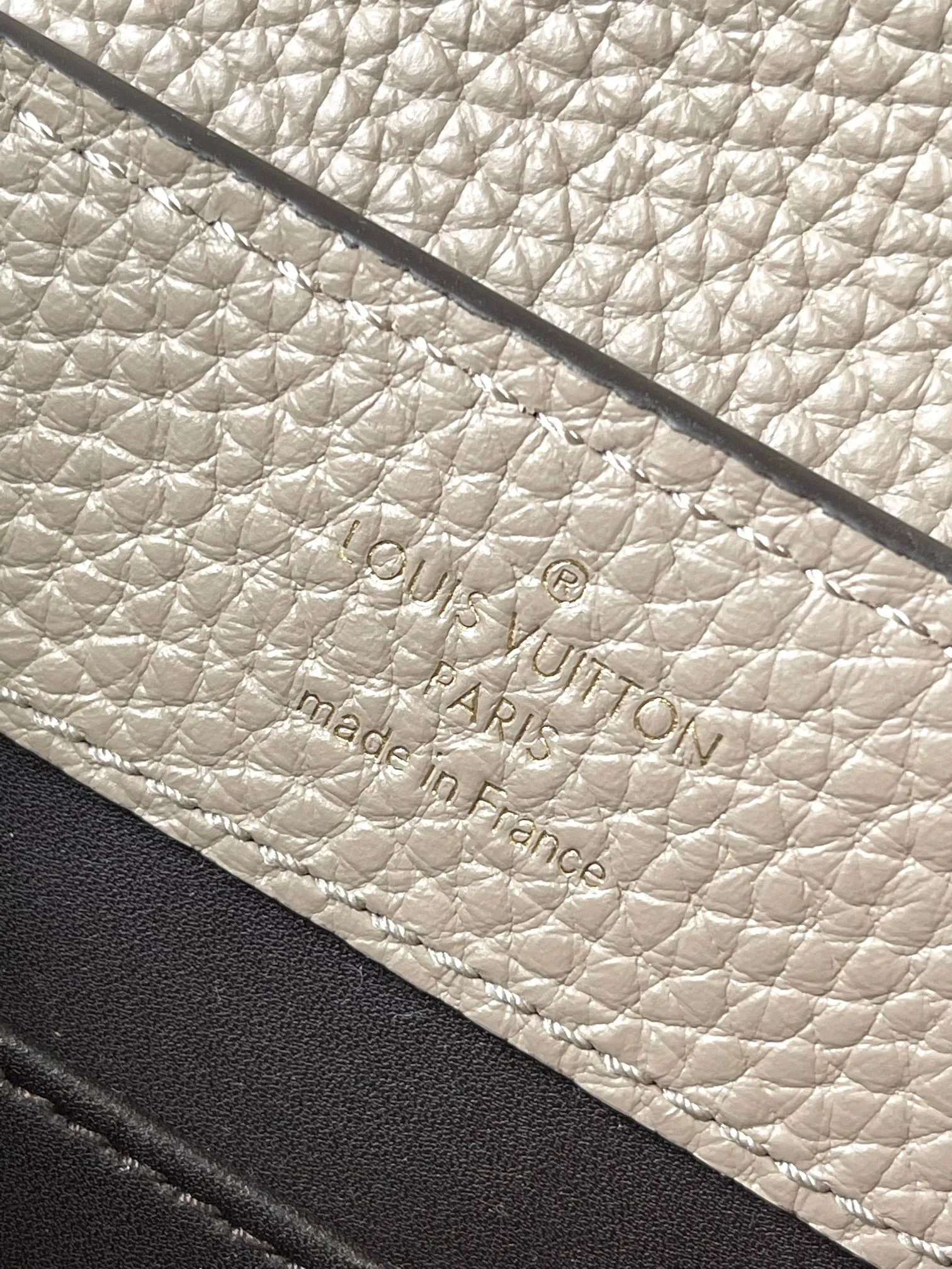 P2400, [Special quality original leather 💋 M23330 elephant gray upgraded version hardware] Capucines mini handbag, this Capucines Flower Crown handbag is made of full-grain Taurillon leather embellished with Monogram flowers. Each flower is shaped by exquisite shells. The LV logo and flowers echo each other, giving this soft handbag a jewel-like luster. Use the detachable shoulder strap cleverly to switch between shoulder and crossbody styles! Size: 21*14*8Cm