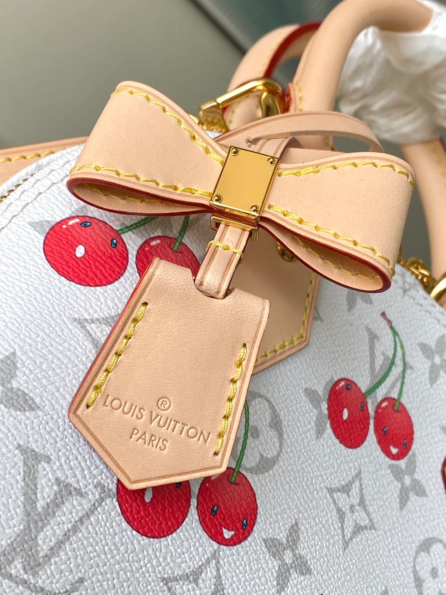 💰960 Top Original Order M14234 (53152 Cherry) This stylish and outstanding Alma BB handbag is derived from the interesting replica Louis Vuitton x Murakami series. It is made of the brand's classic Monogram coated canvas to create a silhouette inspired by the Art Deco style, and is embellished with Japanese artist Takashi Murakami's bright cherry pattern in bright colors. The bag's iconic natural leather adds eye-catching style to the elegant Toron top handle, bottom and playful bow-shaped key holder.  23.5 x 17.5 x 11.5 cm (length x height x width)