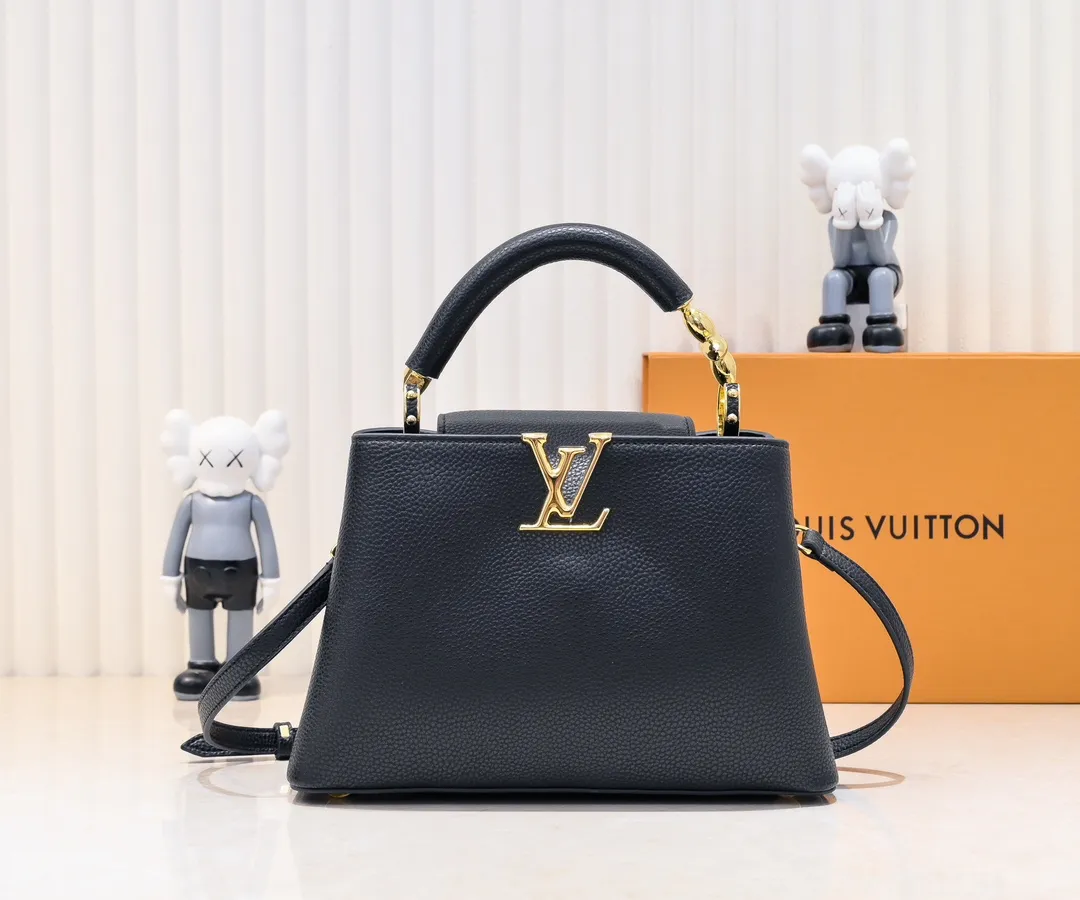 The upgraded version of the P460 M24698 Capucines BB handbag is made of Taurillon cow leather decorated with shiny metal parts, and the LV letters are written in 3D strokes. Metal Monogram flowers bloom quietly on the rolled leather handle, subtly proving the brand's exquisite craftsmanship. The detachable and adjustable leather shoulder strap allows for comfortable shoulder carrying. Detailed features 26.5 x17.5 x9 cm