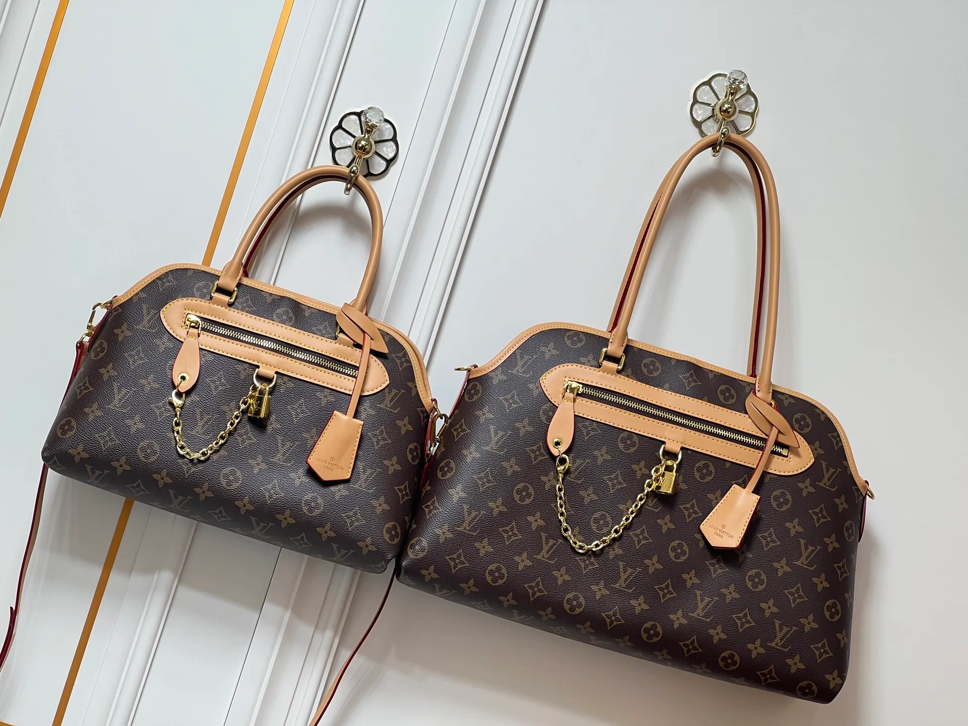Batch 320💰Large M15208 M25774 This Louis Vuitton Ever More PM handbag is made of classic Monogram canvas, with light-colored cowhide trim, decorated with a metal chain and padlock design, and has both hand and shoulder functions. It is the brand's modern interpretation of retro bags, integrating classic elements and contemporary design, showing an elegant retro style in the 2025 retro trend. It is suitable for daily commuting, leisure and other occasions. It is a fashionable and practical item. Large size: 35x22x15cm. Small size: 28x18x12cm