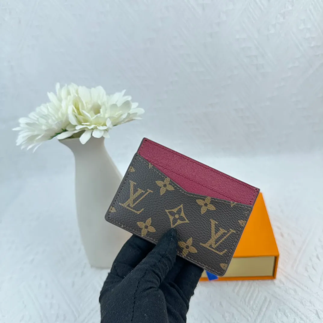 P66 M60166 Card Holder Neo card holder made of Monogram Macassar canvas is the first choice for carrying important cards. Black leather trim makes the classic Louis Vuitton pattern even more eye-catching. Size: 7.5*12