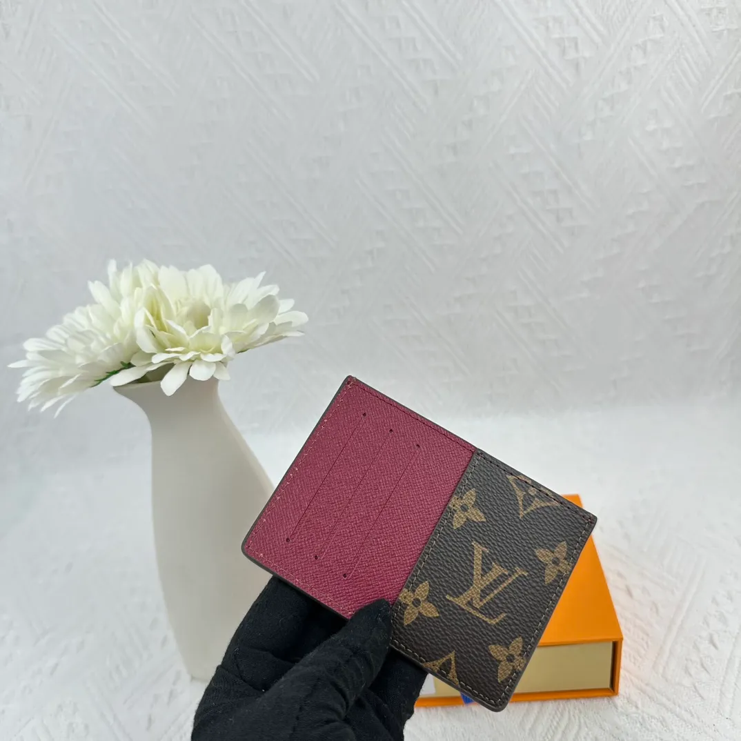 P66 M60166 Card Holder Neo card holder made of Monogram Macassar canvas is the first choice for carrying important cards. Black leather trim makes the classic Louis Vuitton pattern even more eye-catching. Size: 7.5*12