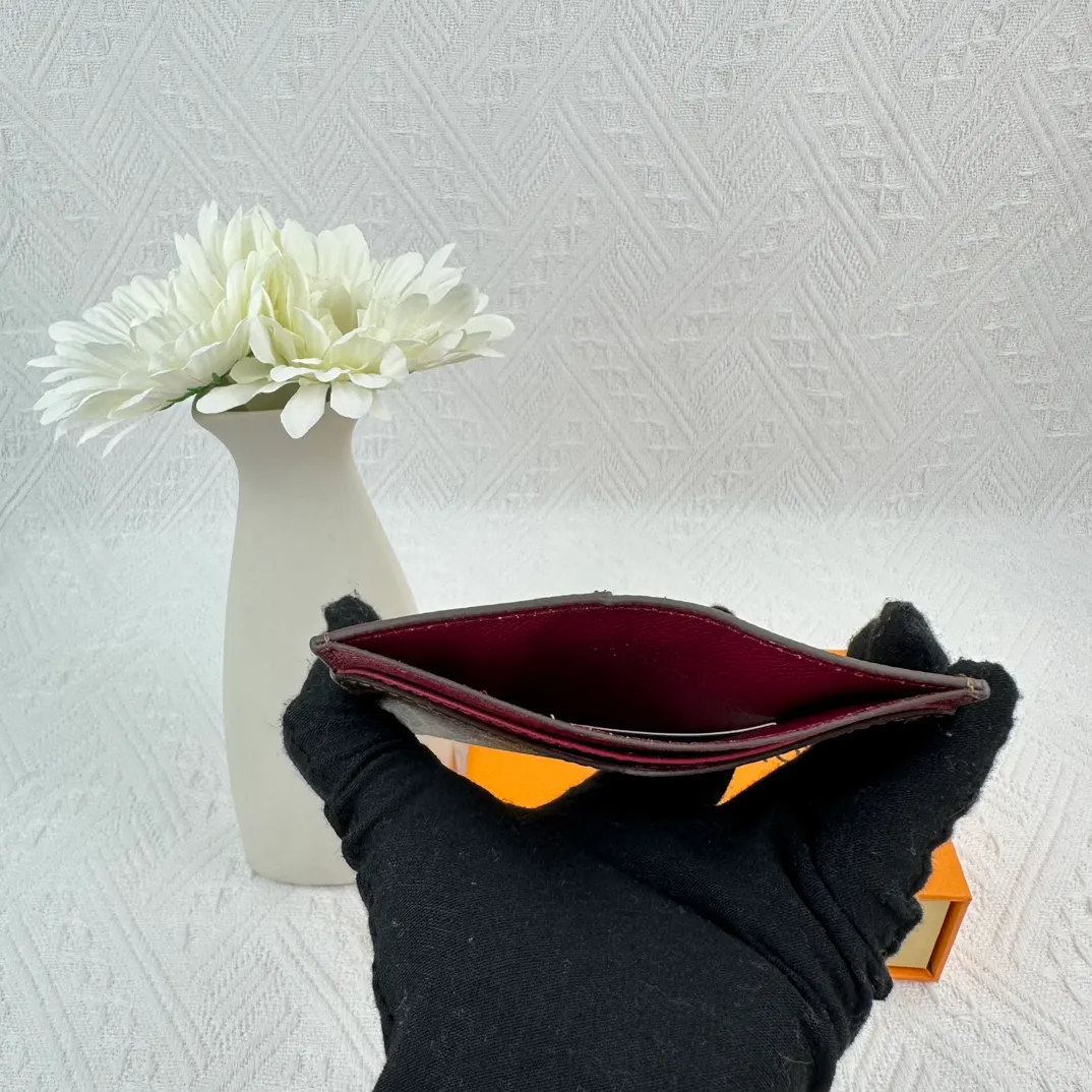 P66 M60166 Card Holder Neo card holder made of Monogram Macassar canvas is the first choice for carrying important cards. Black leather trim makes the classic Louis Vuitton pattern even more eye-catching. Size: 7.5*12