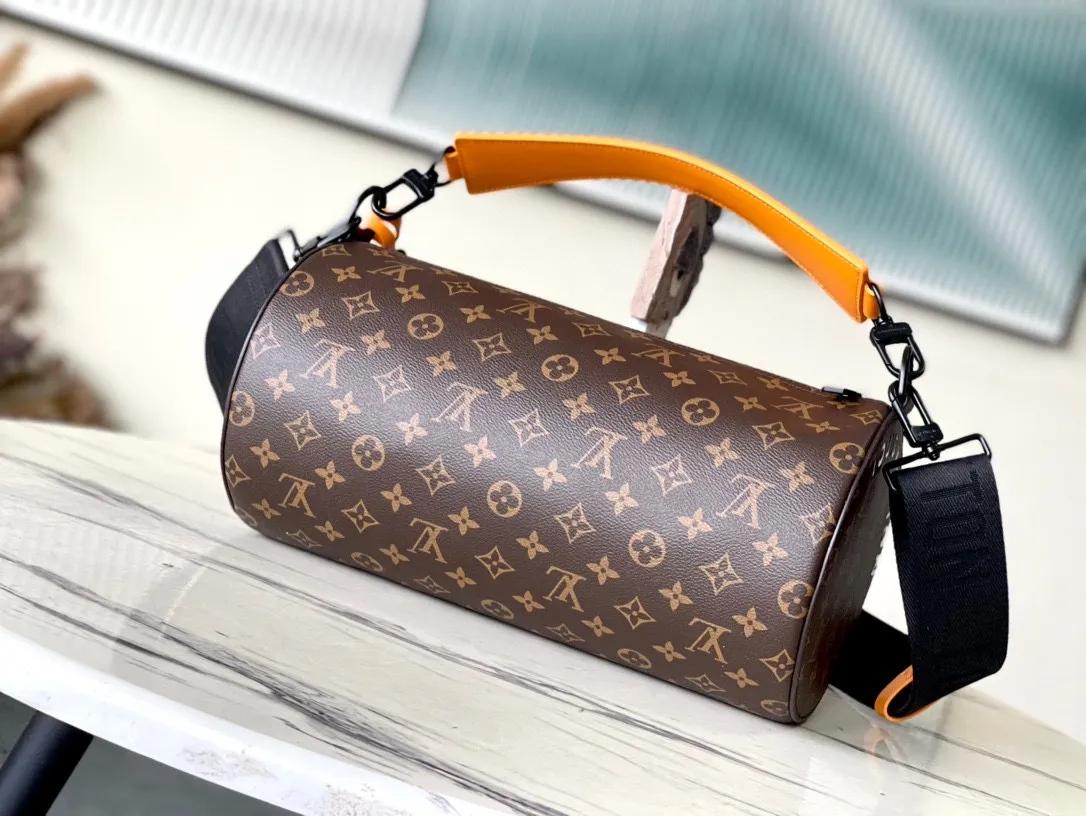 💰800 Top Original M46691 Yellow Leather This Soft Polochon handbag combines Monogram Macassar canvas and bright leather details to make the unique cylindrical outline more modern, providing an alternative new way to carry daily needs. The form-fitting design features removable leather handles and a removable and adjustable fabric shoulder strap for versatile travel options. Detailed features 33 x 17 x 17 cm (length x height x width)
