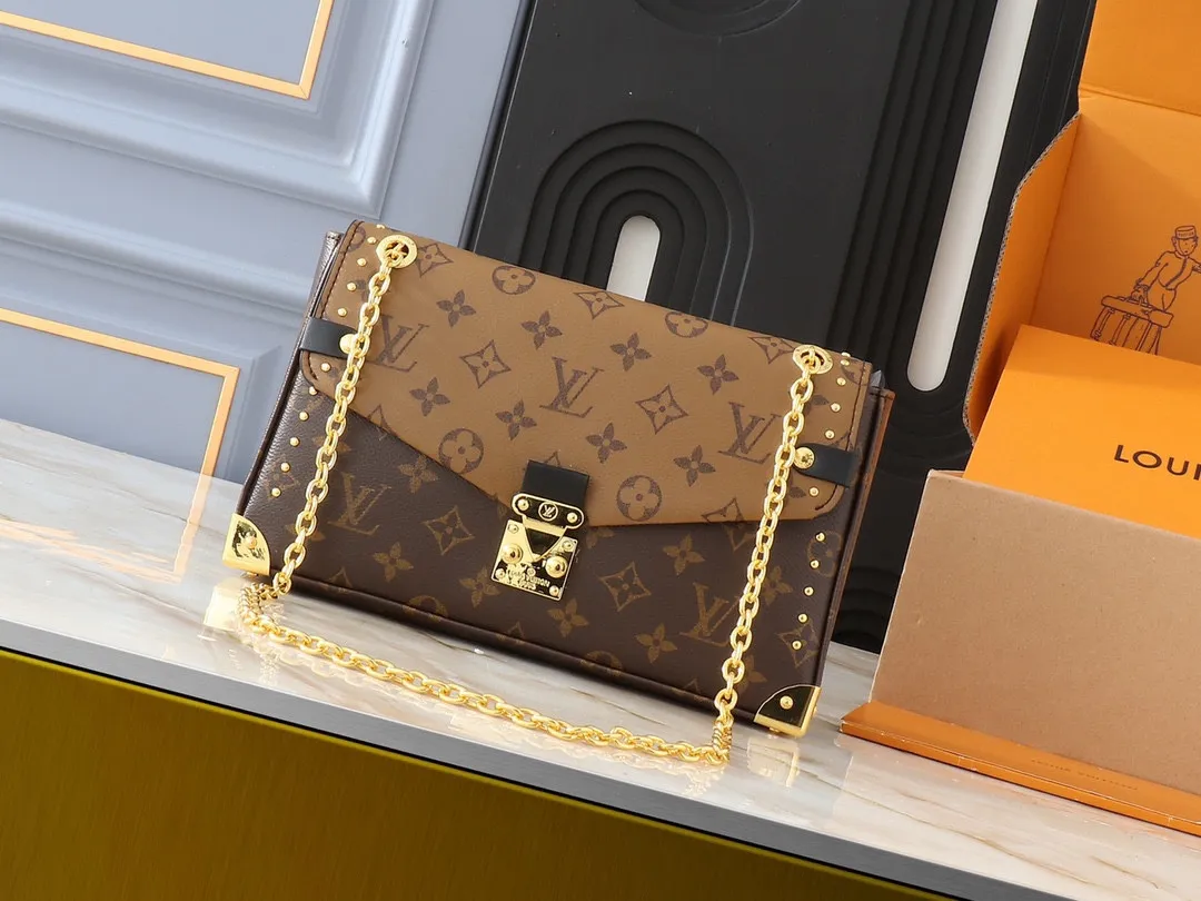 💰280💰Upgraded original M14526 Trunkie handbag combines Monogram canvas and metal rivets, with metallic corners and iconic S-lock lock, highlighting the brand heritage with a retro luggage style. The internal space and zipper pockets make it easy to accommodate daily needs, and the sliding chain shoulder strap expands carrying options. Dimensions: 27.0 x 16.0 x 8.0 cm (length x height x width)