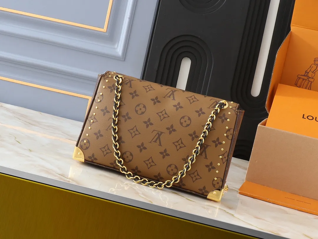 💰280💰Upgraded original M14526 Trunkie handbag combines Monogram canvas and metal rivets, with metallic corners and iconic S-lock lock, highlighting the brand heritage with a retro luggage style. The internal space and zipper pockets make it easy to accommodate daily needs, and the sliding chain shoulder strap expands carrying options. Dimensions: 27.0 x 16.0 x 8.0 cm (length x height x width)
