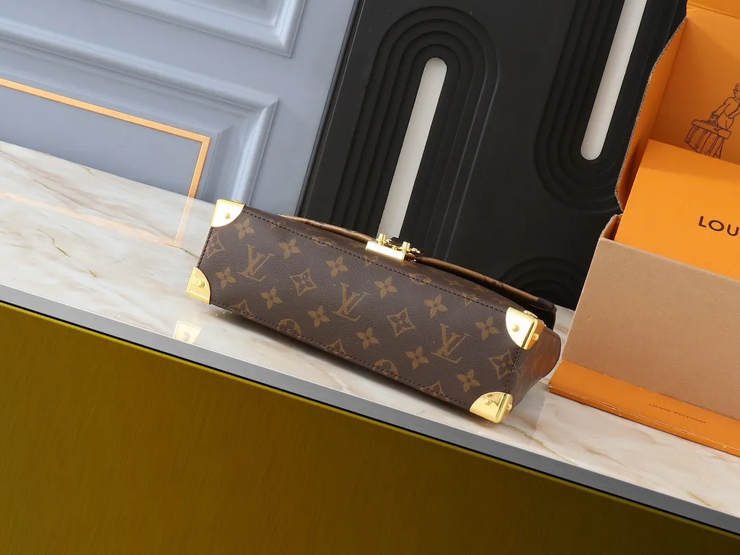 💰280💰Upgraded original M14526 Trunkie handbag combines Monogram canvas and metal rivets, with metallic corners and iconic S-lock lock, highlighting the brand heritage with a retro luggage style. The internal space and zipper pockets make it easy to accommodate daily needs, and the sliding chain shoulder strap expands carrying options. Dimensions: 27.0 x 16.0 x 8.0 cm (length x height x width)