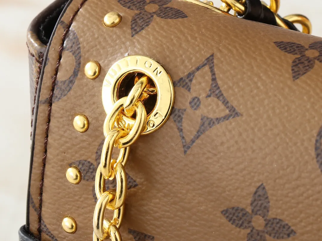 💰280💰Upgraded original M14526 Trunkie handbag combines Monogram canvas and metal rivets, with metallic corners and iconic S-lock lock, highlighting the brand heritage with a retro luggage style. The internal space and zipper pockets make it easy to accommodate daily needs, and the sliding chain shoulder strap expands carrying options. Dimensions: 27.0 x 16.0 x 8.0 cm (length x height x width)
