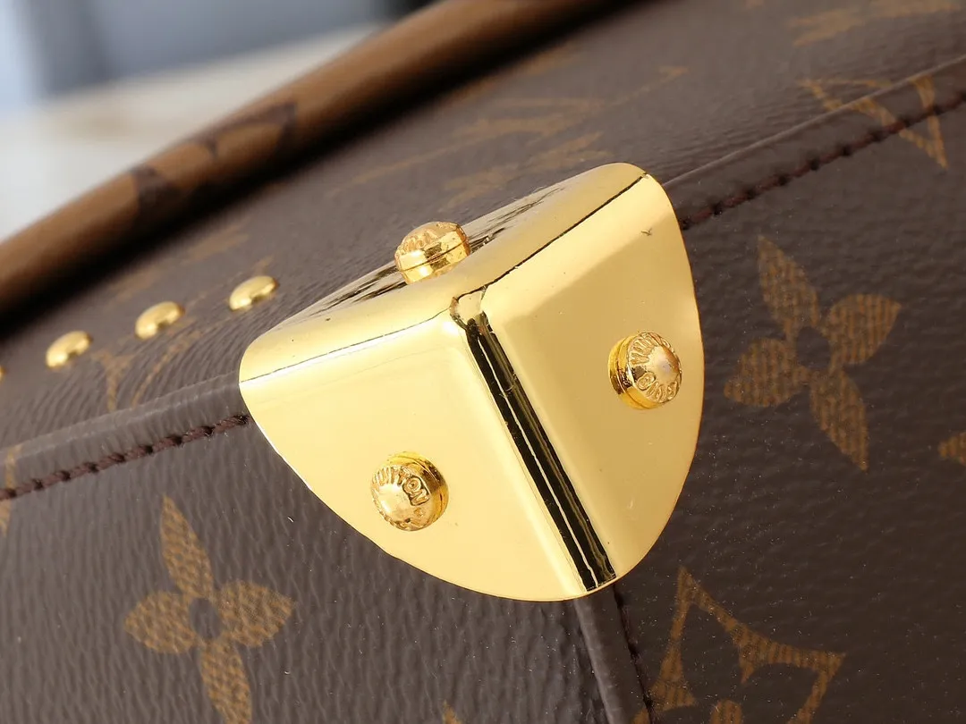 💰280💰Upgraded original M14526 Trunkie handbag combines Monogram canvas and metal rivets, with metallic corners and iconic S-lock lock, highlighting the brand heritage with a retro luggage style. The internal space and zipper pockets make it easy to accommodate daily needs, and the sliding chain shoulder strap expands carrying options. Dimensions: 27.0 x 16.0 x 8.0 cm (length x height x width)