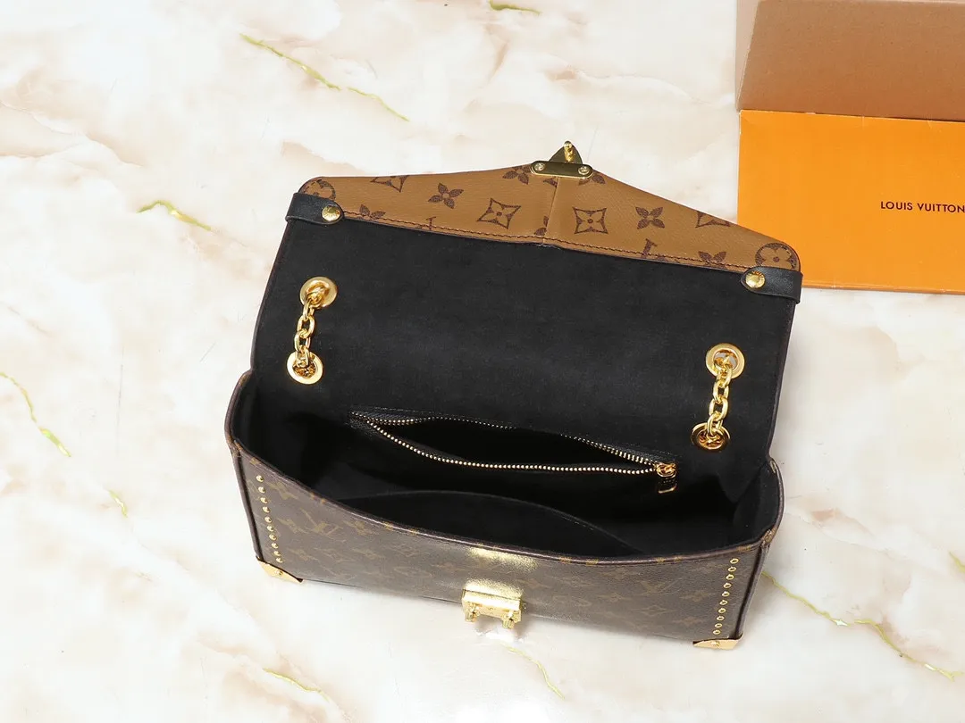💰280💰Upgraded original M14526 Trunkie handbag combines Monogram canvas and metal rivets, with metallic corners and iconic S-lock lock, highlighting the brand heritage with a retro luggage style. The internal space and zipper pockets make it easy to accommodate daily needs, and the sliding chain shoulder strap expands carrying options. Dimensions: 27.0 x 16.0 x 8.0 cm (length x height x width)