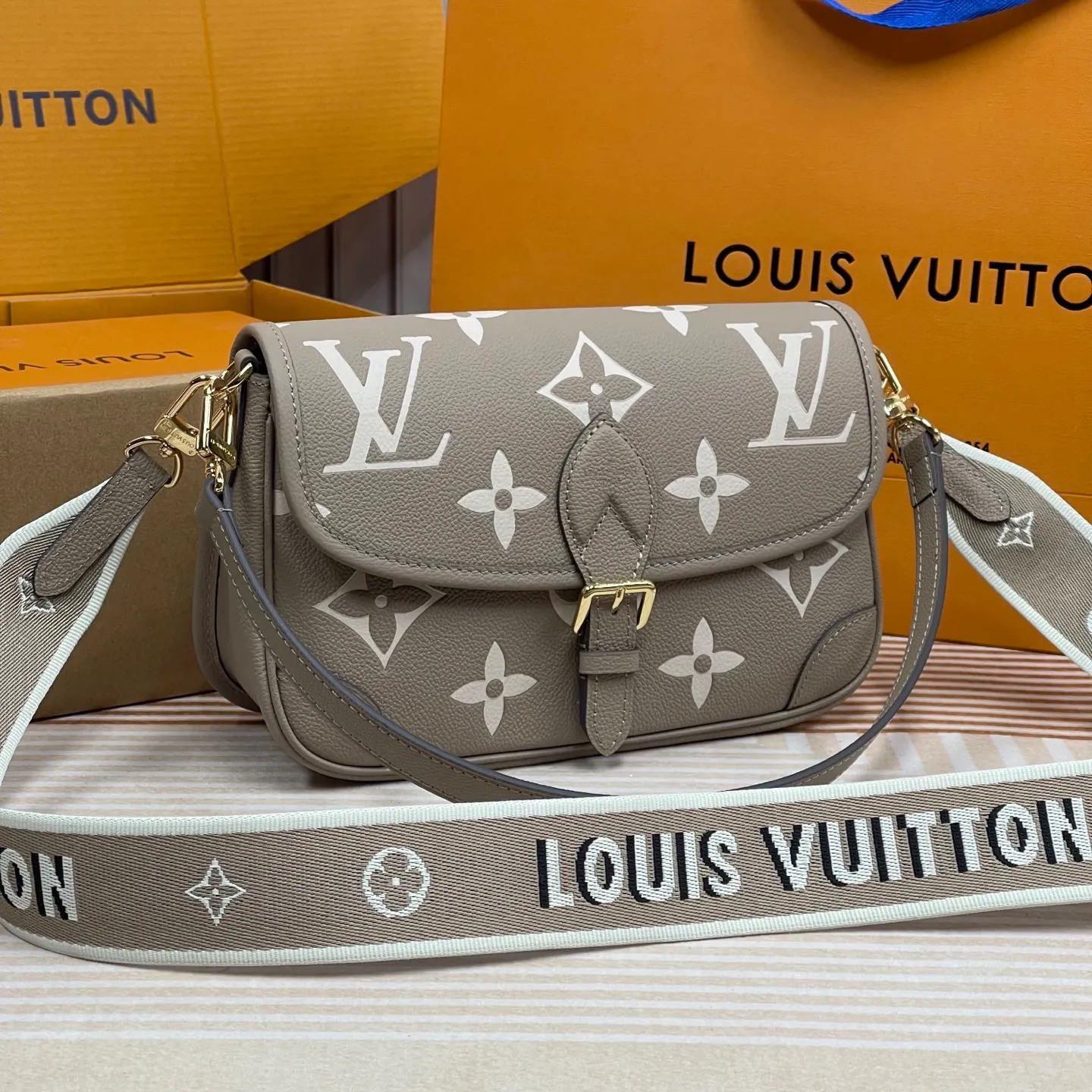 [Upgraded version] P820¥ High quality · Semi-steel hardware · Original single grade · Comes with gift box packaging 🎁Model 46583 · Diane handbag injects elegant tones into Monogram Empreinte embossed cowhide, and uses Yingze metal parts and front buckles to declare a calm style. The detachable leather shoulder strap allows for flexible carrying, and the detachable cross-body strap is accented by Louis Vuitton's signature texture. Dimensions 24 x 15 x 9 cm (length x height x width)