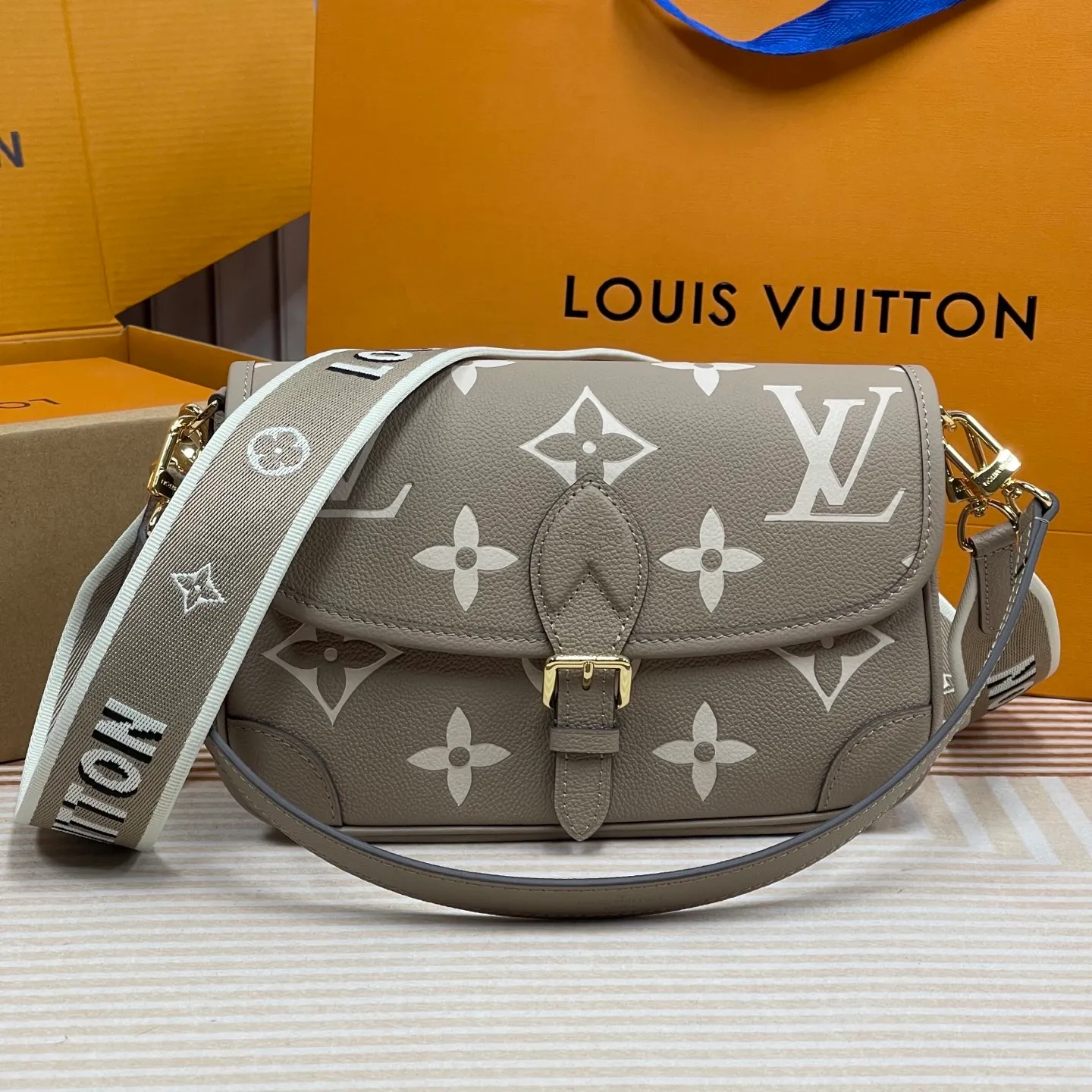 [Upgraded version] P820¥ High quality · Semi-steel hardware · Original single grade · Comes with gift box packaging 🎁Model 46583 · Diane handbag injects elegant tones into Monogram Empreinte embossed cowhide, and uses Yingze metal parts and front buckles to declare a calm style. The detachable leather shoulder strap allows for flexible carrying, and the detachable cross-body strap is accented by Louis Vuitton's signature texture. Dimensions 24 x 15 x 9 cm (length x height x width)