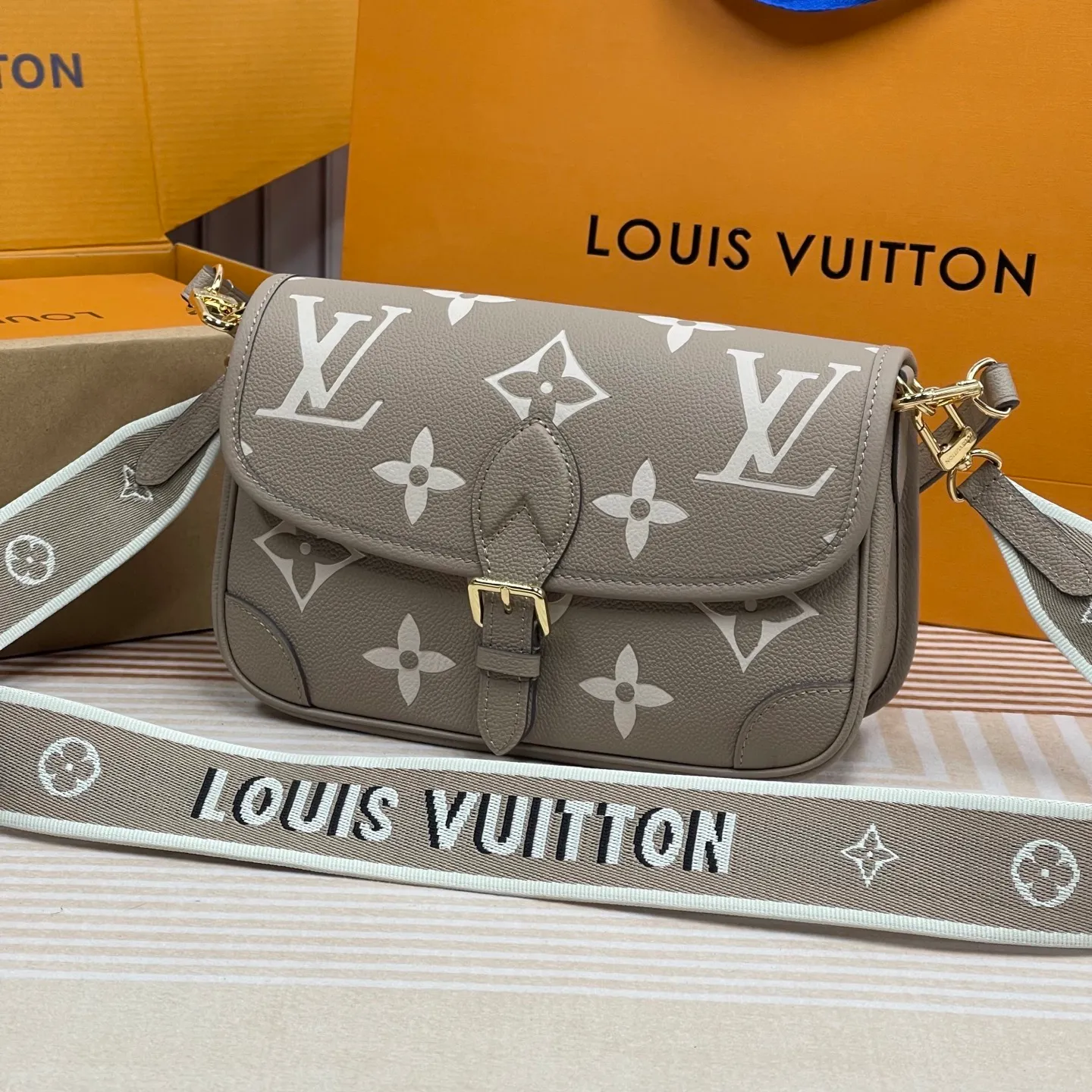 [Upgraded version] P820¥ High quality · Semi-steel hardware · Original single grade · Comes with gift box packaging 🎁Model 46583 · Diane handbag injects elegant tones into Monogram Empreinte embossed cowhide, and uses Yingze metal parts and front buckles to declare a calm style. The detachable leather shoulder strap allows for flexible carrying, and the detachable cross-body strap is accented by Louis Vuitton's signature texture. Dimensions 24 x 15 x 9 cm (length x height x width)
