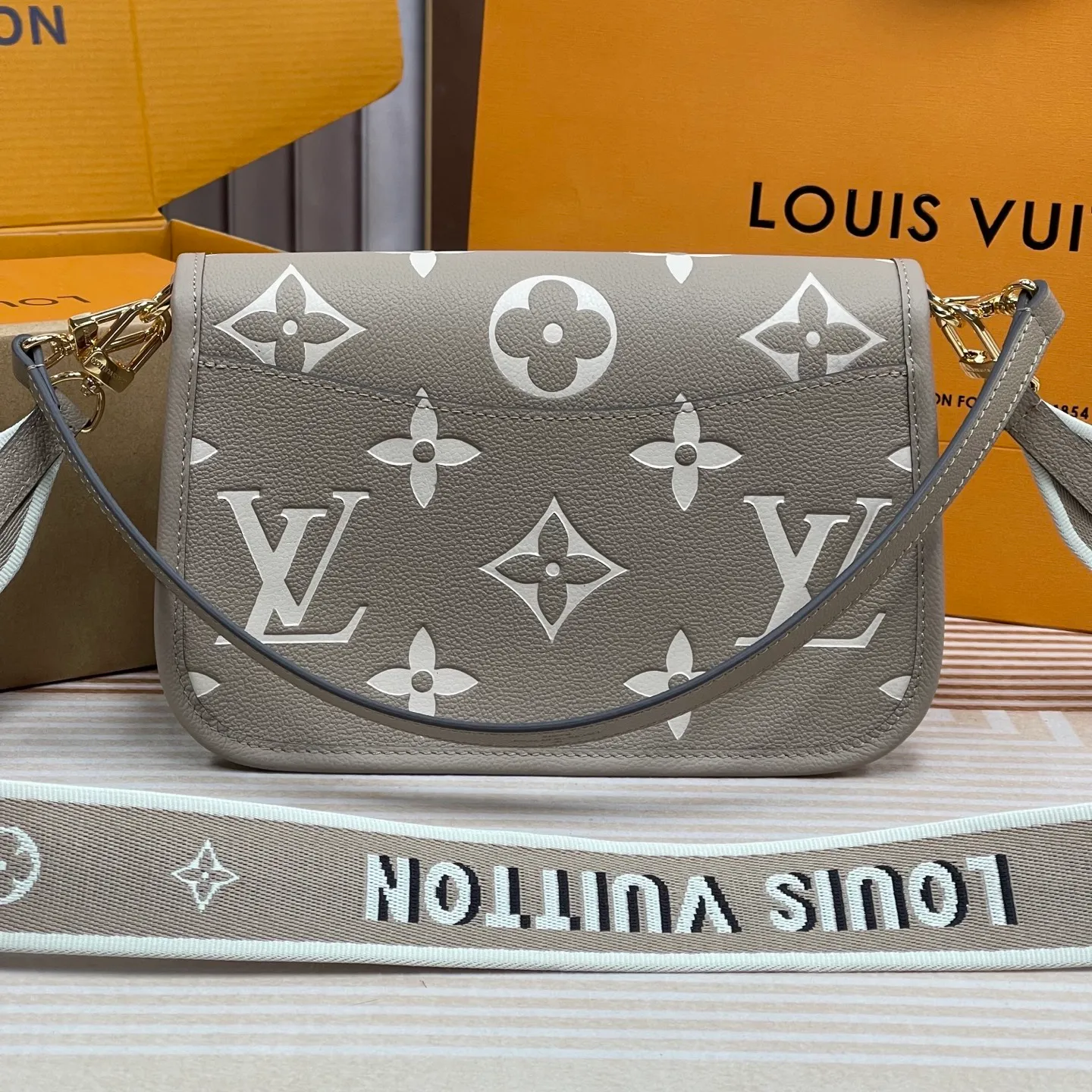 [Upgraded version] P820¥ High quality · Semi-steel hardware · Original single grade · Comes with gift box packaging 🎁Model 46583 · Diane handbag injects elegant tones into Monogram Empreinte embossed cowhide, and uses Yingze metal parts and front buckles to declare a calm style. The detachable leather shoulder strap allows for flexible carrying, and the detachable cross-body strap is accented by Louis Vuitton's signature texture. Dimensions 24 x 15 x 9 cm (length x height x width)