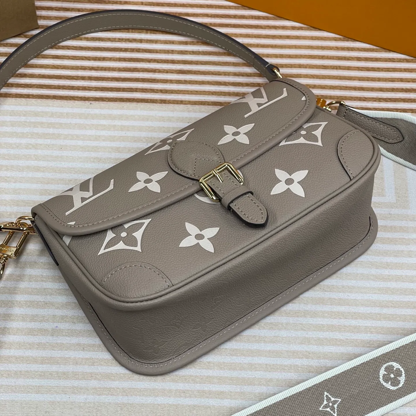 [Upgraded version] P820¥ High quality · Semi-steel hardware · Original single grade · Comes with gift box packaging 🎁Model 46583 · Diane handbag injects elegant tones into Monogram Empreinte embossed cowhide, and uses Yingze metal parts and front buckles to declare a calm style. The detachable leather shoulder strap allows for flexible carrying, and the detachable cross-body strap is accented by Louis Vuitton's signature texture. Dimensions 24 x 15 x 9 cm (length x height x width)