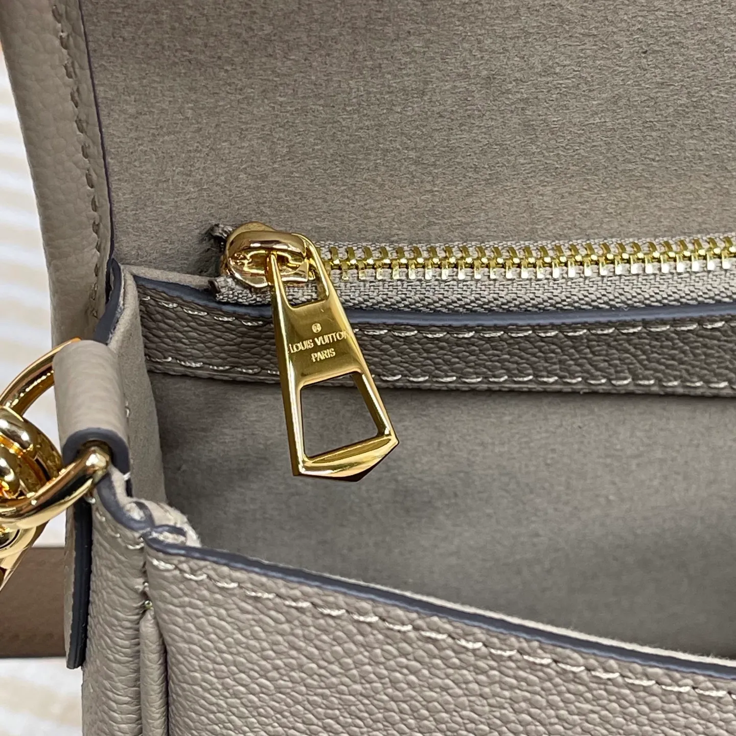 [Upgraded version] P820¥ High quality · Semi-steel hardware · Original single grade · Comes with gift box packaging 🎁Model 46583 · Diane handbag injects elegant tones into Monogram Empreinte embossed cowhide, and uses Yingze metal parts and front buckles to declare a calm style. The detachable leather shoulder strap allows for flexible carrying, and the detachable cross-body strap is accented by Louis Vuitton's signature texture. Dimensions 24 x 15 x 9 cm (length x height x width)
