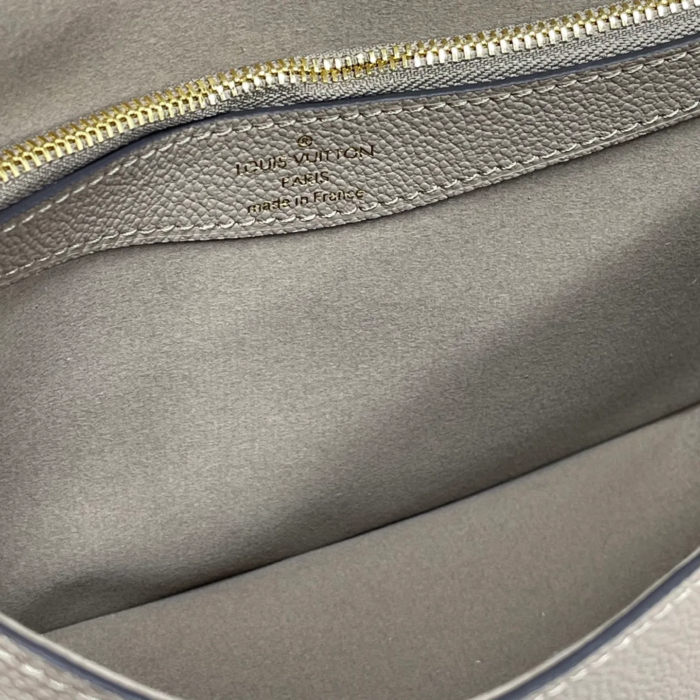 [Upgraded version] P820¥ High quality · Semi-steel hardware · Original single grade · Comes with gift box packaging 🎁Model 46583 · Diane handbag injects elegant tones into Monogram Empreinte embossed cowhide, and uses Yingze metal parts and front buckles to declare a calm style. The detachable leather shoulder strap allows for flexible carrying, and the detachable cross-body strap is accented by Louis Vuitton's signature texture. Dimensions 24 x 15 x 9 cm (length x height x width)