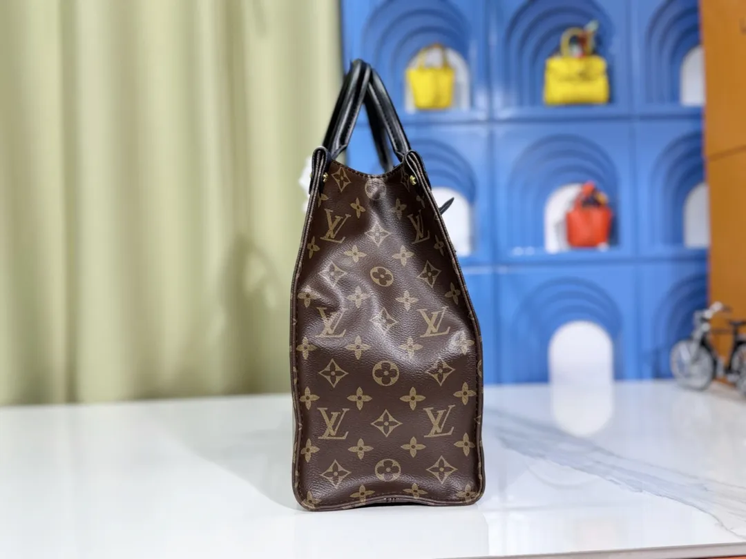 P280💰Upgraded original version 🔥New style🔥M45039 M45321 M44571 This Onthego medium handbag is decorated with classic Monogram canvas and Monogram Reverse canvas on both sides, presenting different styles at will. Toron's dual handles and shoulder strap allow for a variety of carrying options. Dimensions: 34.0 x 26.0 x 13.0 cm (length x height x width)