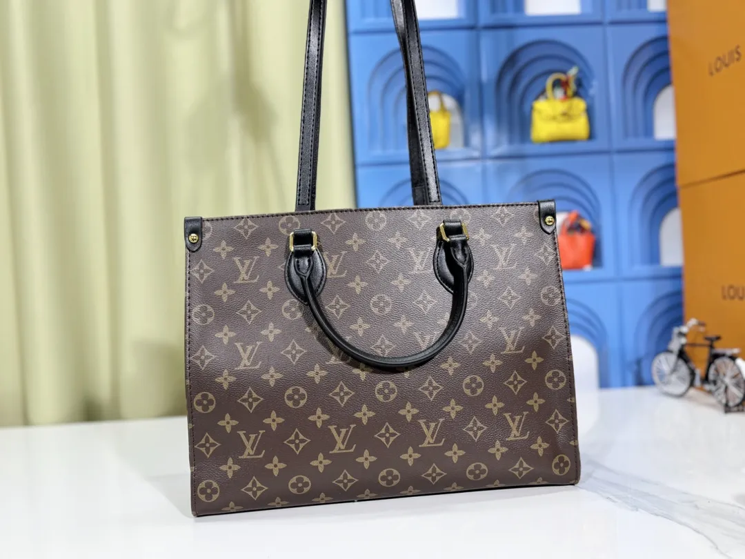 P280💰Upgraded original version 🔥New style🔥M45039 M45321 M44571 This Onthego medium handbag is decorated with classic Monogram canvas and Monogram Reverse canvas on both sides, presenting different styles at will. Toron's dual handles and shoulder strap allow for a variety of carrying options. Dimensions: 34.0 x 26.0 x 13.0 cm (length x height x width)