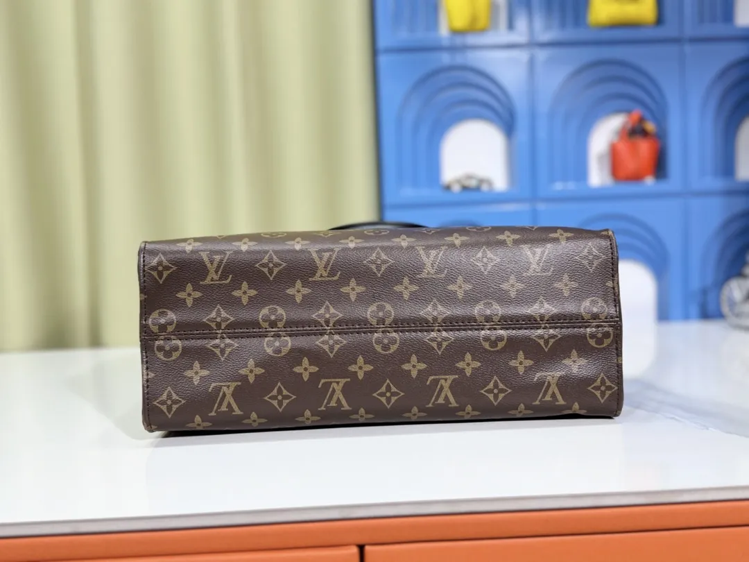 P280💰Upgraded original version 🔥New style🔥M45039 M45321 M44571 This Onthego medium handbag is decorated with classic Monogram canvas and Monogram Reverse canvas on both sides, presenting different styles at will. Toron's dual handles and shoulder strap allow for a variety of carrying options. Dimensions: 34.0 x 26.0 x 13.0 cm (length x height x width)