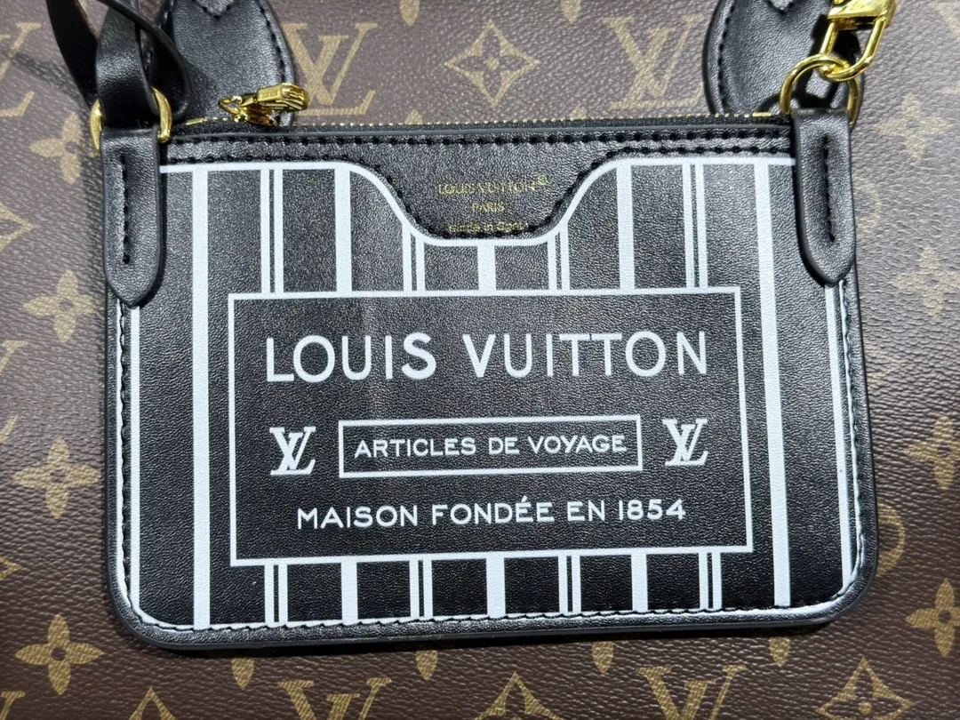 P280💰Upgraded original version 🔥New style🔥M45039 M45321 M44571 This Onthego medium handbag is decorated with classic Monogram canvas and Monogram Reverse canvas on both sides, presenting different styles at will. Toron's dual handles and shoulder strap allow for a variety of carrying options. Dimensions: 34.0 x 26.0 x 13.0 cm (length x height x width)
