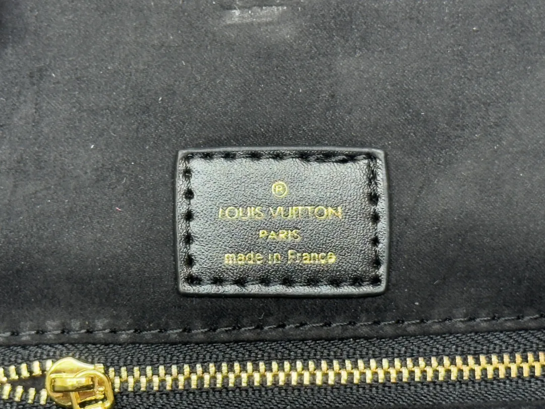 P280💰Upgraded original version 🔥New style🔥M45039 M45321 M44571 This Onthego medium handbag is decorated with classic Monogram canvas and Monogram Reverse canvas on both sides, presenting different styles at will. Toron's dual handles and shoulder strap allow for a variety of carrying options. Dimensions: 34.0 x 26.0 x 13.0 cm (length x height x width)