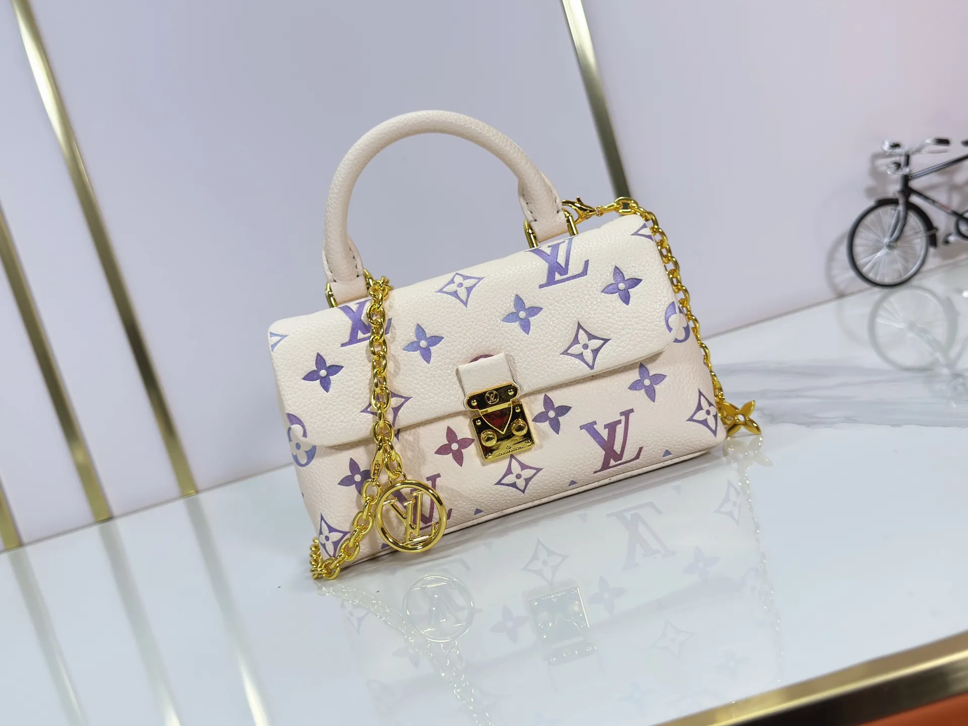 P220 upgrades the original M13796 M12145 M12144 M12211. This Nano Madeleine is made of Monogram Empreinte leather and returns for the new season in elegant two-tone colors. The neat inner layer includes patch pockets and card slots, adding functional design to the compact design. Yingze S-Lock buckle and detachable chain strap mark the brand identity. Dimensions: 21.0 x 12.5 x 6.0 cm (length x height x width)