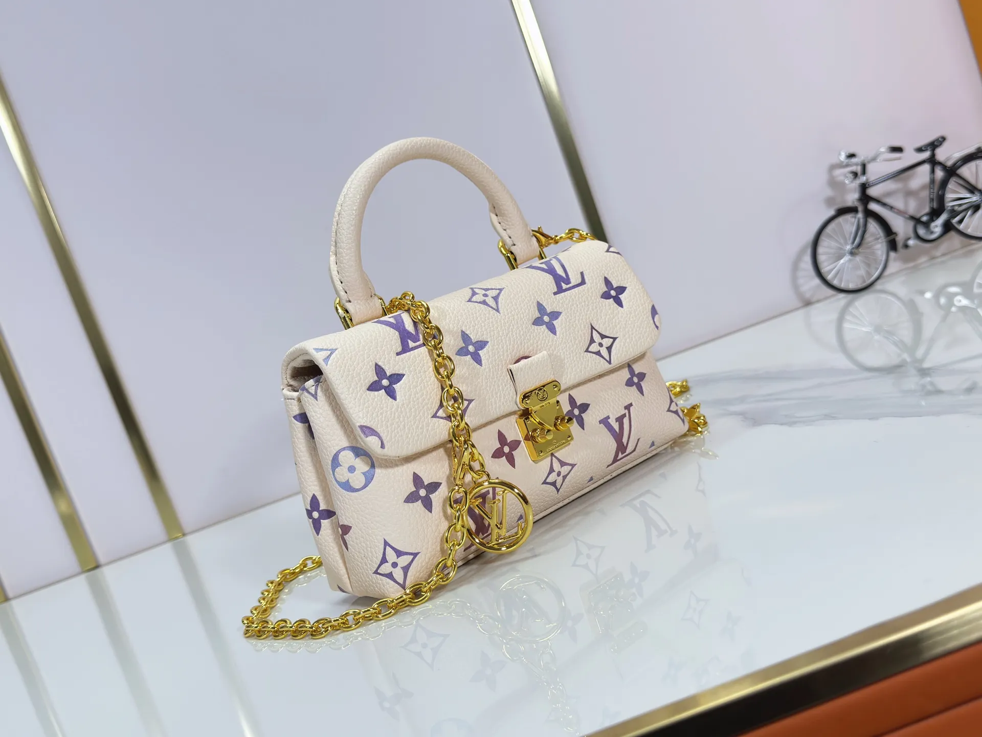 P220 upgrades the original M13796 M12145 M12144 M12211. This Nano Madeleine is made of Monogram Empreinte leather and returns for the new season in elegant two-tone colors. The neat inner layer includes patch pockets and card slots, adding functional design to the compact design. Yingze S-Lock buckle and detachable chain strap mark the brand identity. Dimensions: 21.0 x 12.5 x 6.0 cm (length x height x width)