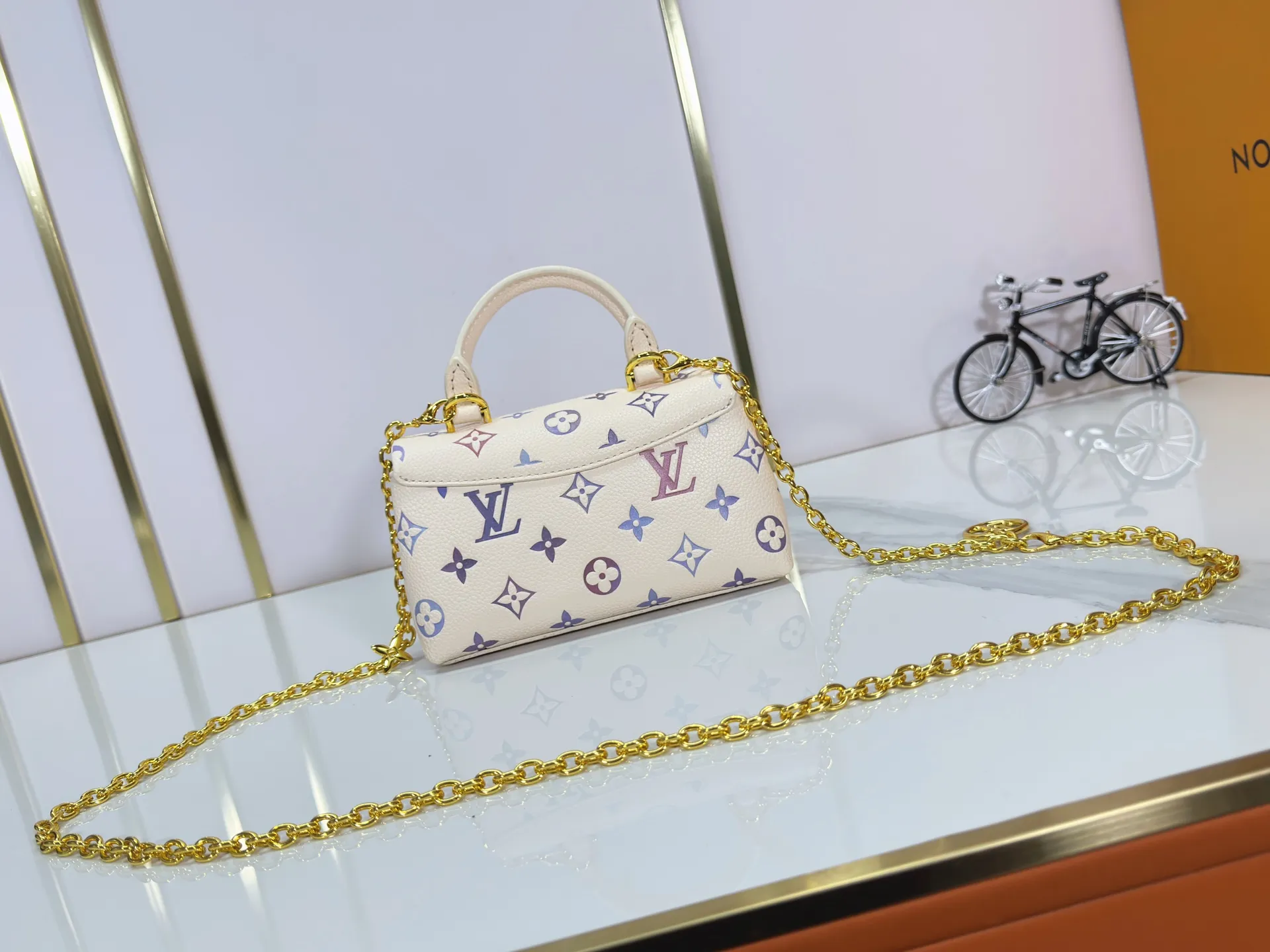 P220 upgrades the original M13796 M12145 M12144 M12211. This Nano Madeleine is made of Monogram Empreinte leather and returns for the new season in elegant two-tone colors. The neat inner layer includes patch pockets and card slots, adding functional design to the compact design. Yingze S-Lock buckle and detachable chain strap mark the brand identity. Dimensions: 21.0 x 12.5 x 6.0 cm (length x height x width)