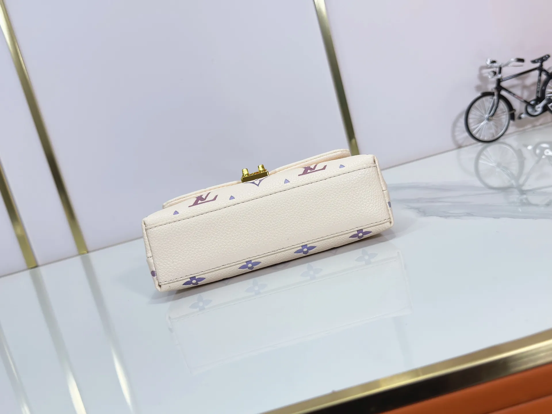 P220 upgrades the original M13796 M12145 M12144 M12211. This Nano Madeleine is made of Monogram Empreinte leather and returns for the new season in elegant two-tone colors. The neat inner layer includes patch pockets and card slots, adding functional design to the compact design. Yingze S-Lock buckle and detachable chain strap mark the brand identity. Dimensions: 21.0 x 12.5 x 6.0 cm (length x height x width)