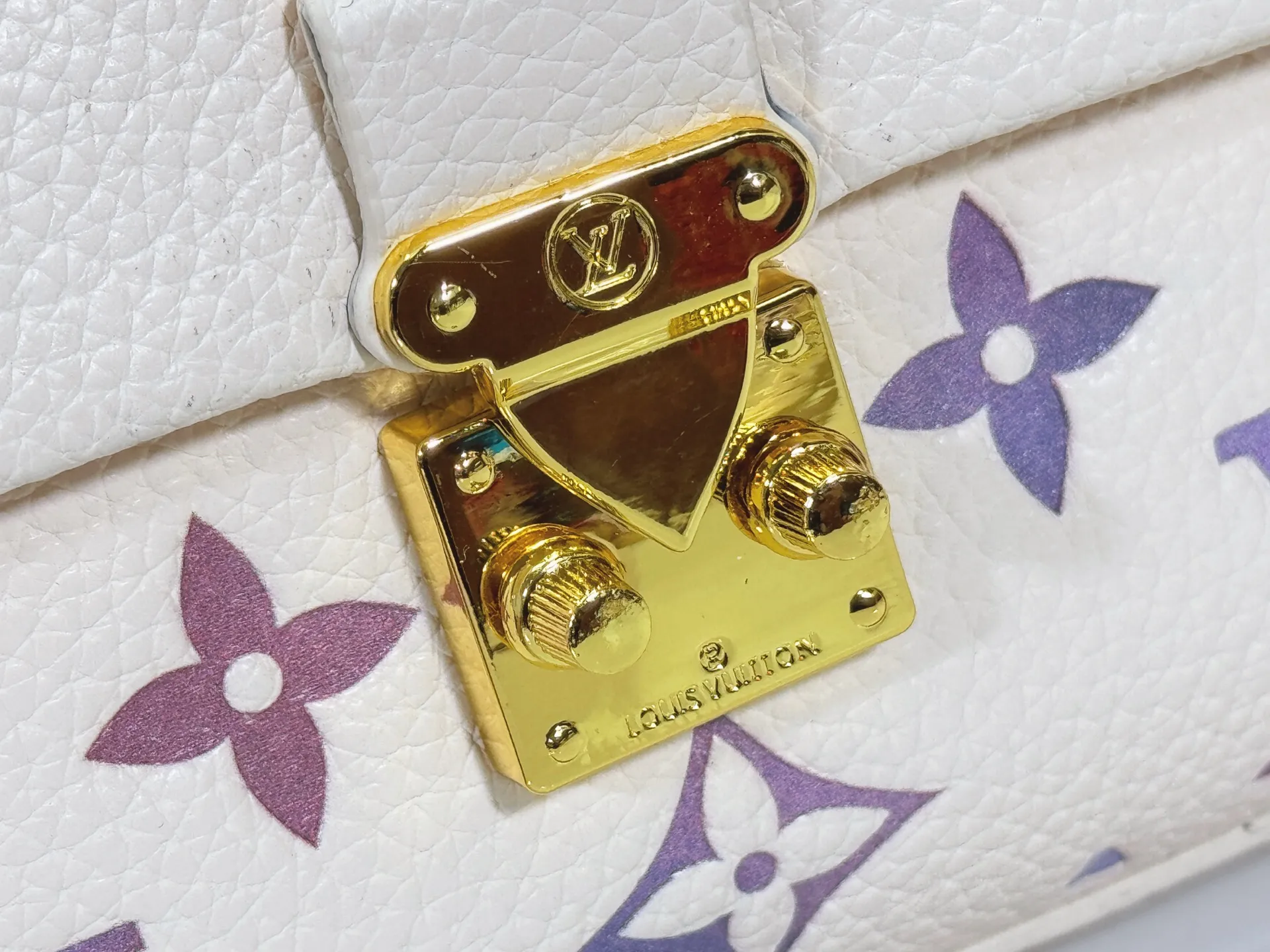 P220 upgrades the original M13796 M12145 M12144 M12211. This Nano Madeleine is made of Monogram Empreinte leather and returns for the new season in elegant two-tone colors. The neat inner layer includes patch pockets and card slots, adding functional design to the compact design. Yingze S-Lock buckle and detachable chain strap mark the brand identity. Dimensions: 21.0 x 12.5 x 6.0 cm (length x height x width)