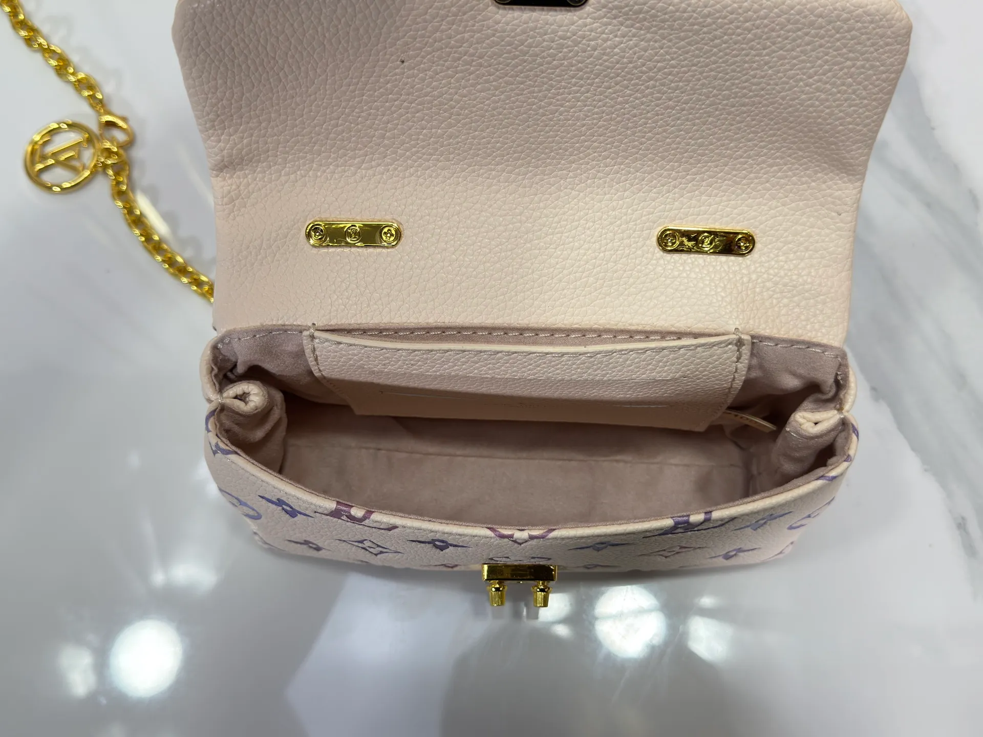P220 upgrades the original M13796 M12145 M12144 M12211. This Nano Madeleine is made of Monogram Empreinte leather and returns for the new season in elegant two-tone colors. The neat inner layer includes patch pockets and card slots, adding functional design to the compact design. Yingze S-Lock buckle and detachable chain strap mark the brand identity. Dimensions: 21.0 x 12.5 x 6.0 cm (length x height x width)