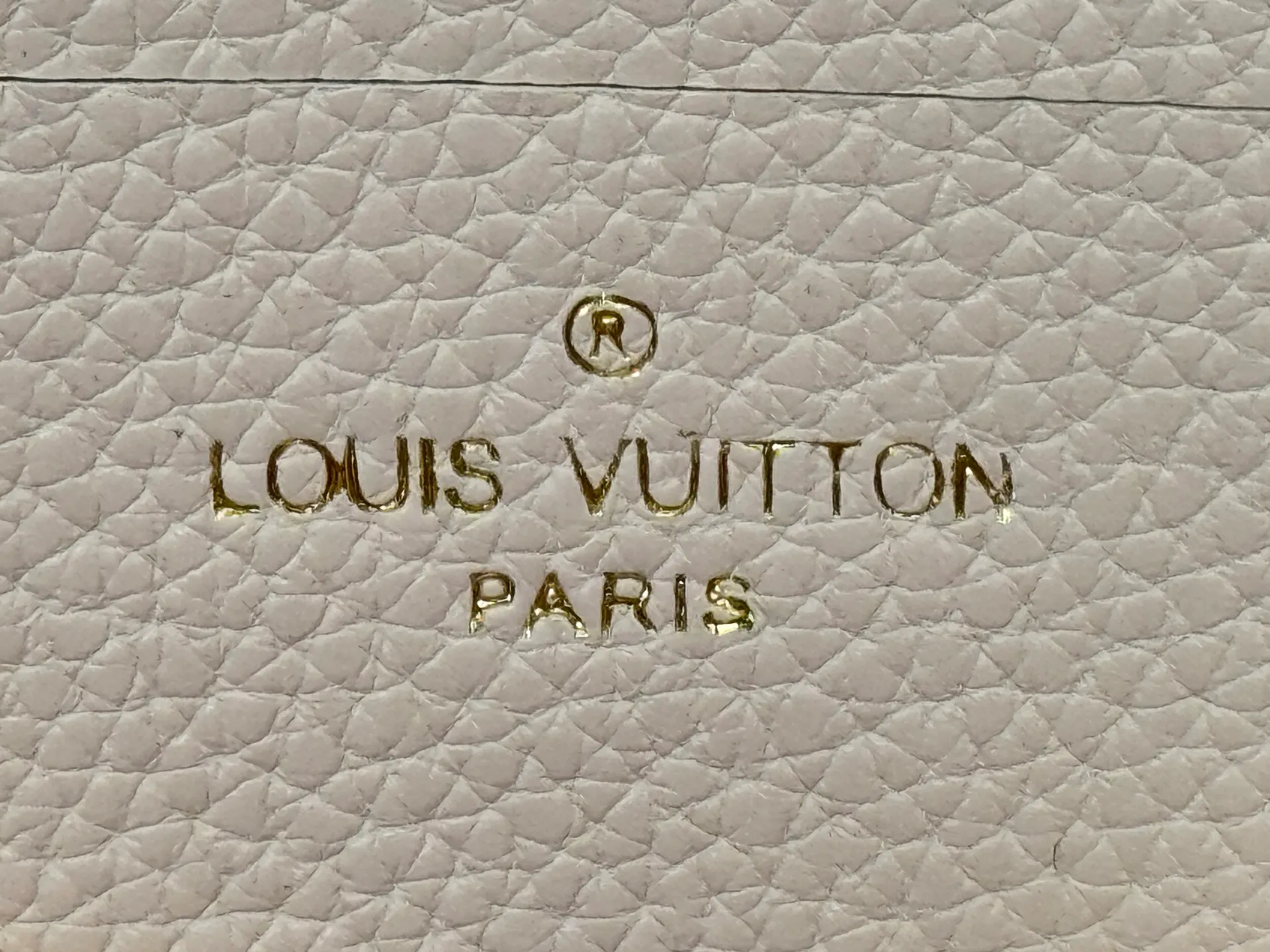P220 upgrades the original M13796 M12145 M12144 M12211. This Nano Madeleine is made of Monogram Empreinte leather and returns for the new season in elegant two-tone colors. The neat inner layer includes patch pockets and card slots, adding functional design to the compact design. Yingze S-Lock buckle and detachable chain strap mark the brand identity. Dimensions: 21.0 x 12.5 x 6.0 cm (length x height x width)